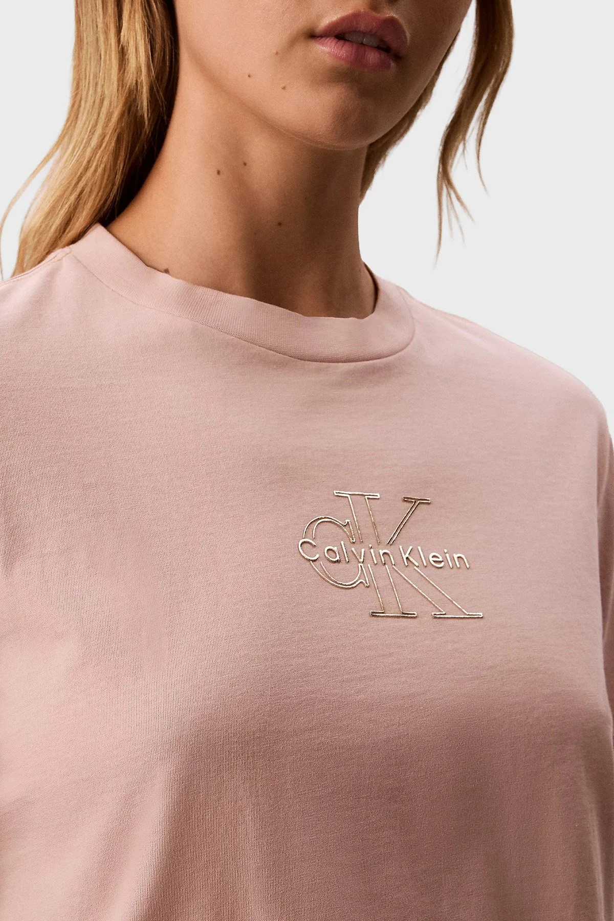Calvin Klein Logolu Pamuklu Regular Fit Bisiklet Yaka LV047D873G3T3 Kadın T Shirt LV047D873G 3T3 PUDRA - 6