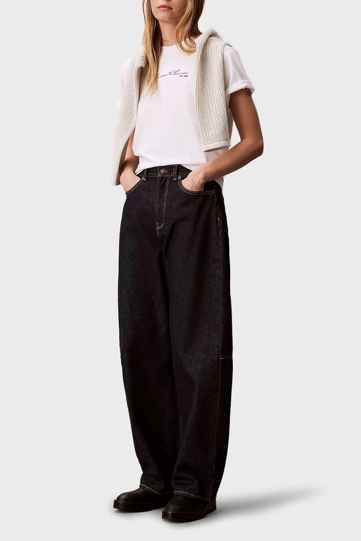 Calvin Klein Logolu Pamuklu Relaxed Fit Bisiklet Yaka LV047F820GYAF Kadın T Shirt LV047F820G YAF BEYAZ - 4