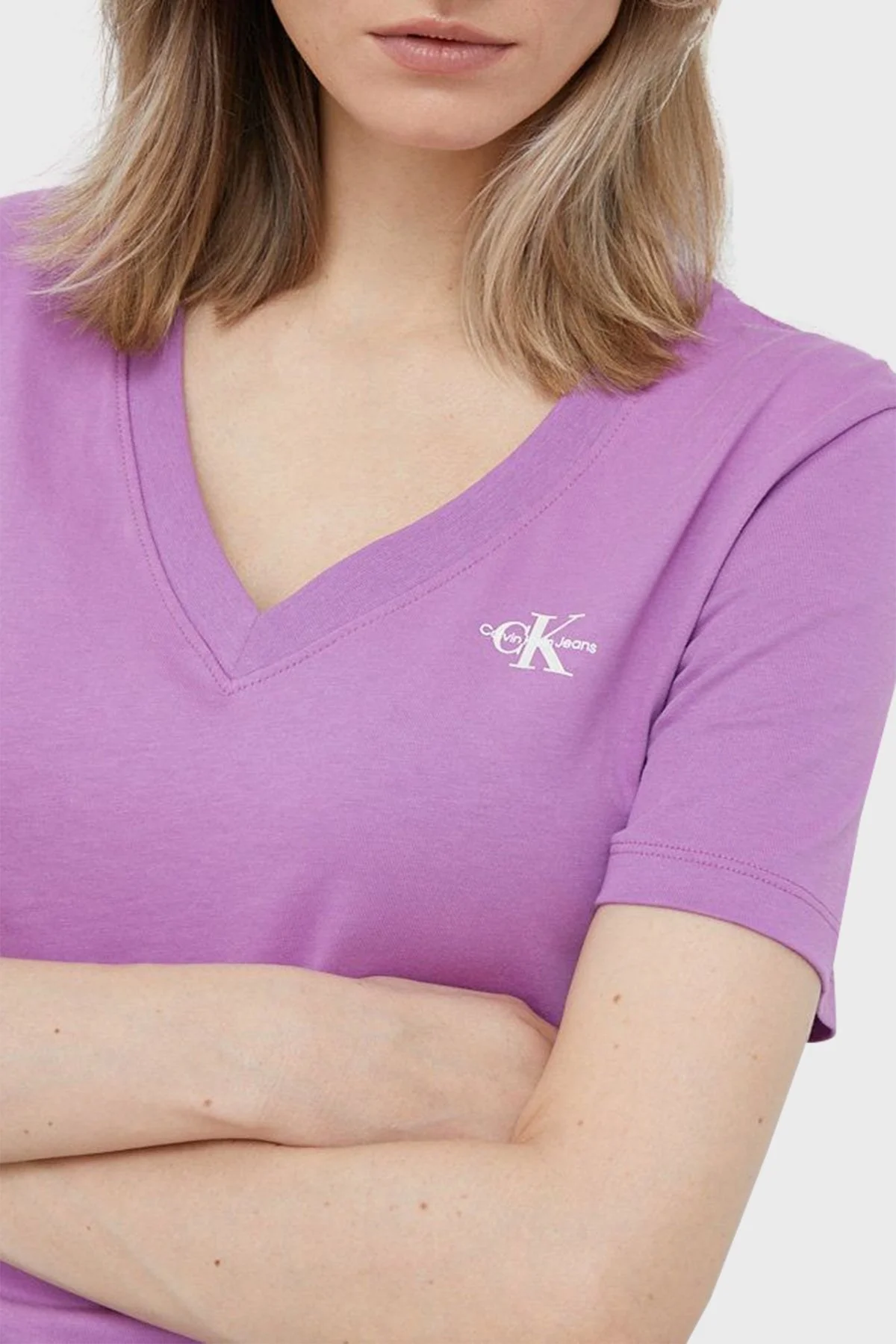 Calvin Klein Logolu Slim Fit V Yaka % 100 Pamuk Bayan T Shirt J20J220303 VDR FUŞYA - 2