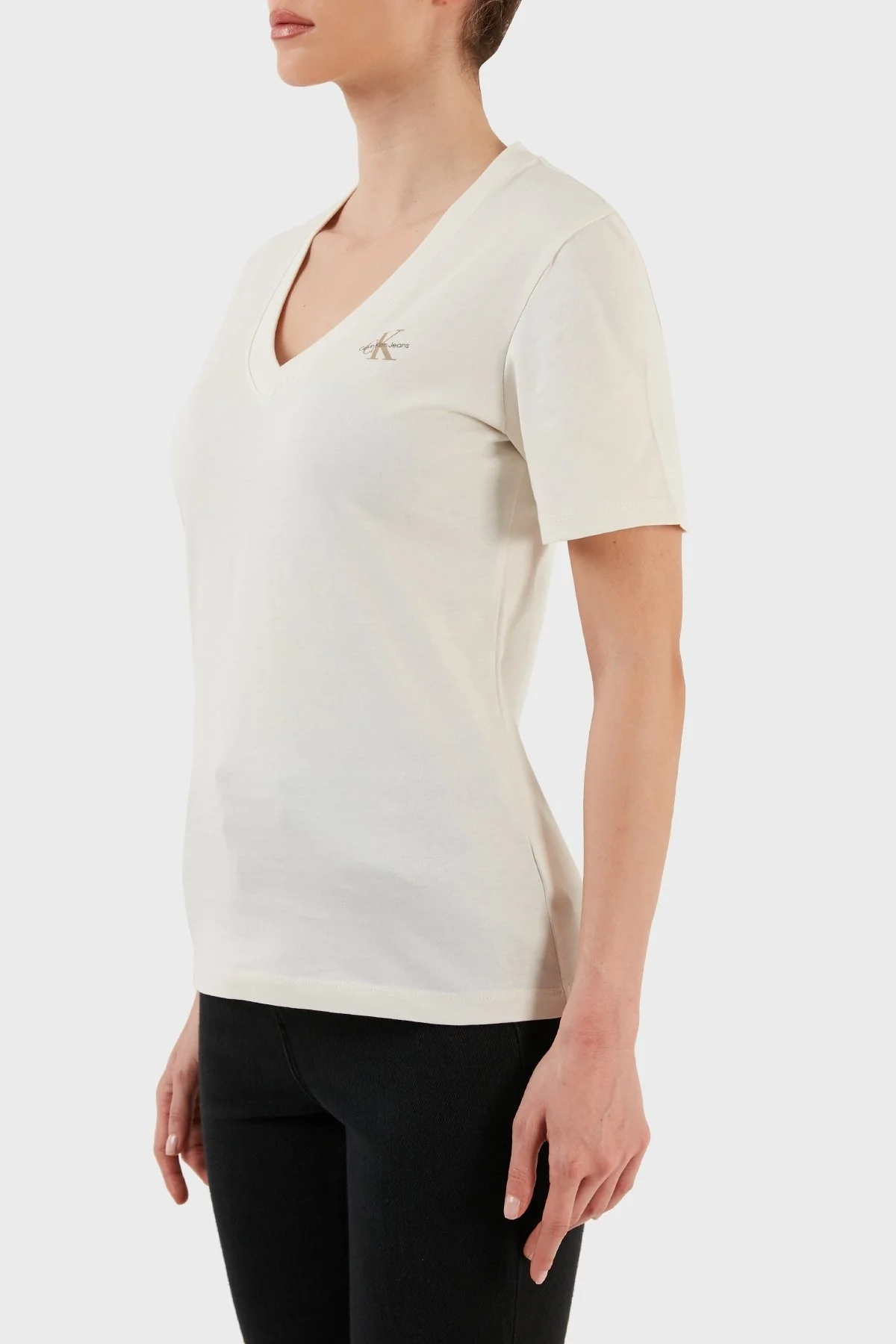 Calvin Klein Logolu Slim Fit V Yaka % 100 Pamuk J20J220303YBI Bayan T Shirt J20J220303 YBI BEYAZ - 2