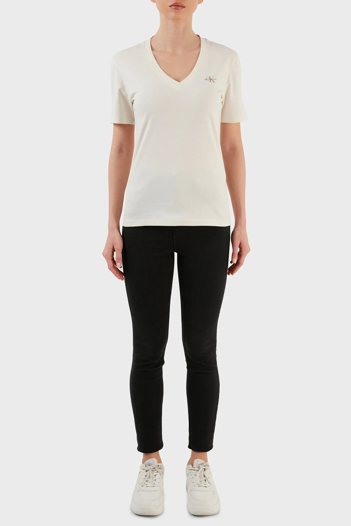 Calvin Klein Logolu Slim Fit V Yaka % 100 Pamuk J20J220303YBI Bayan T Shirt J20J220303 YBI BEYAZ - 4