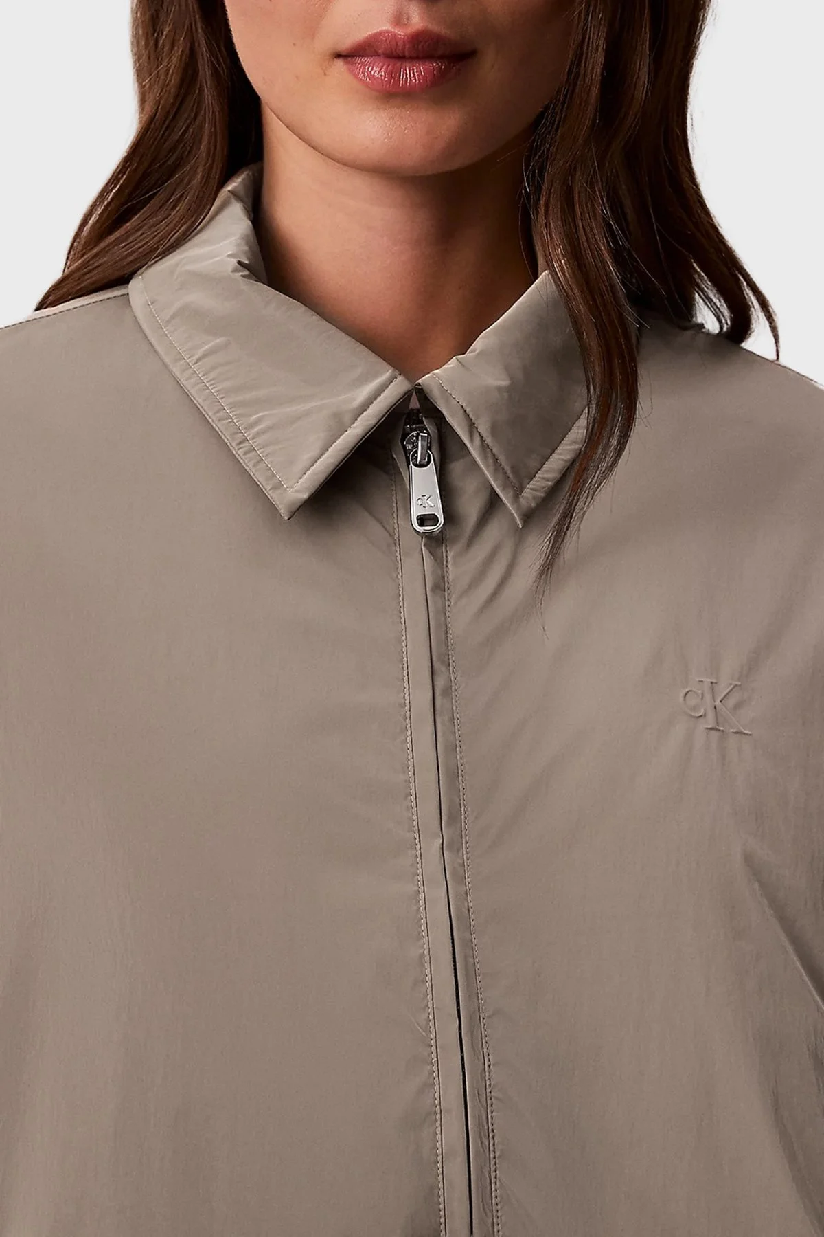 Calvin Klein Logolu Relaxed Fit Klasik Yaka Bomber LV047E508GVFU Bayan Ceket LV047E508G VFU VİZON - 4