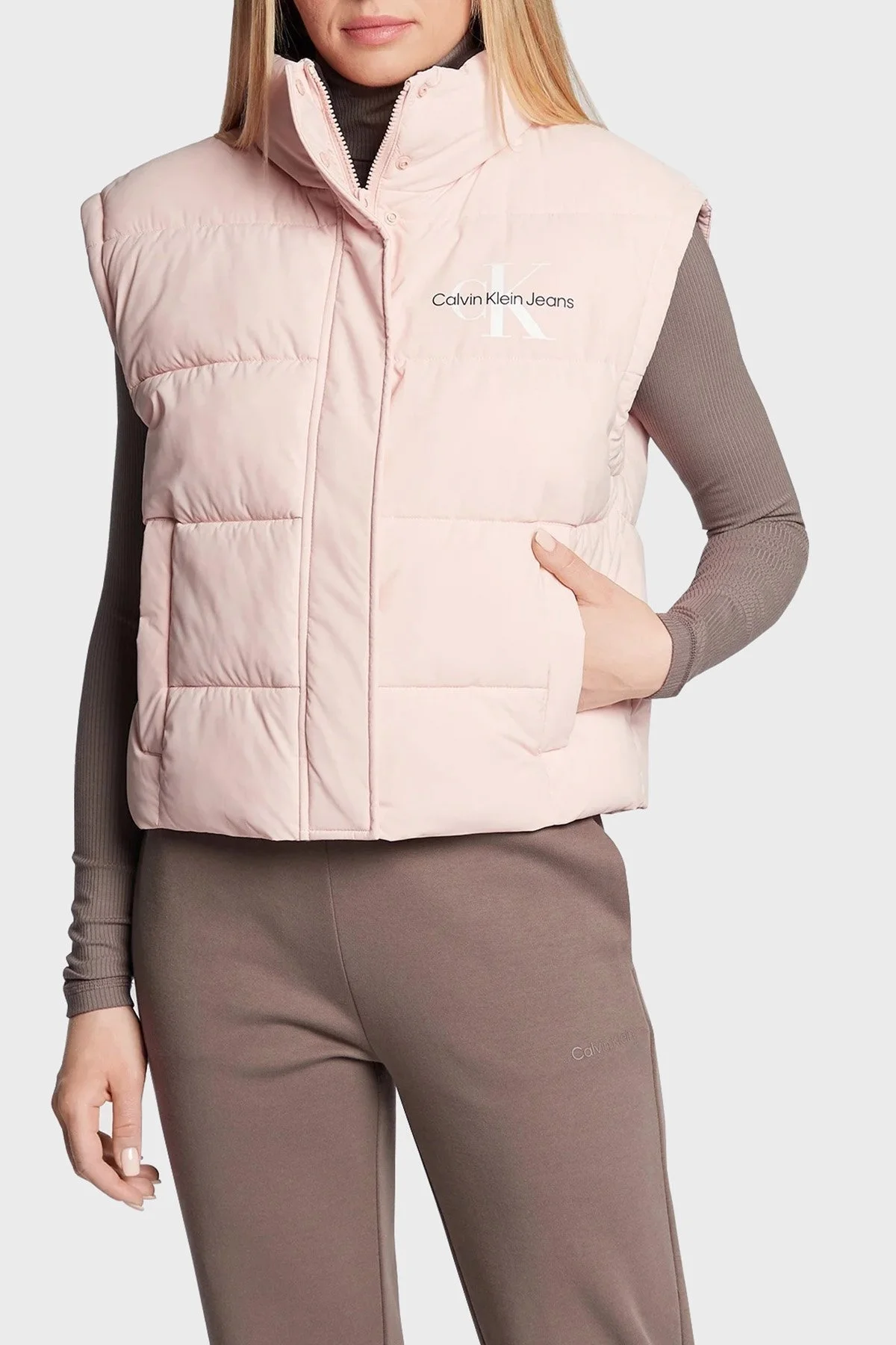 Calvin Klein Logolu Su Geçirmez Dik Yaka Cepli Bayan Yelek J20J219011 TKY PEMBE - 1