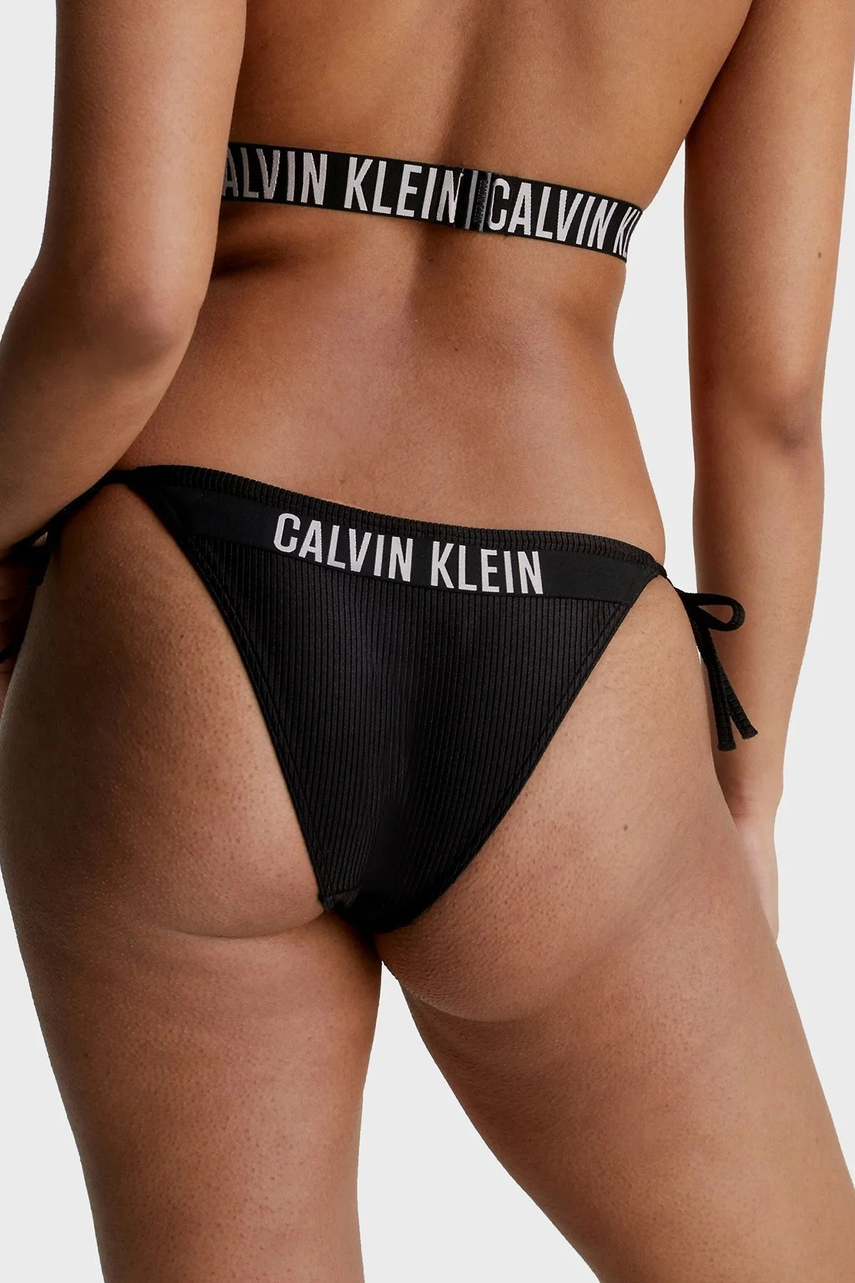 Calvin Klein Logolu Yanları Bağcıklı KW0KW01985BEH Bayan Bikini Altı KW0KW01985 BEH SİYAH - 2