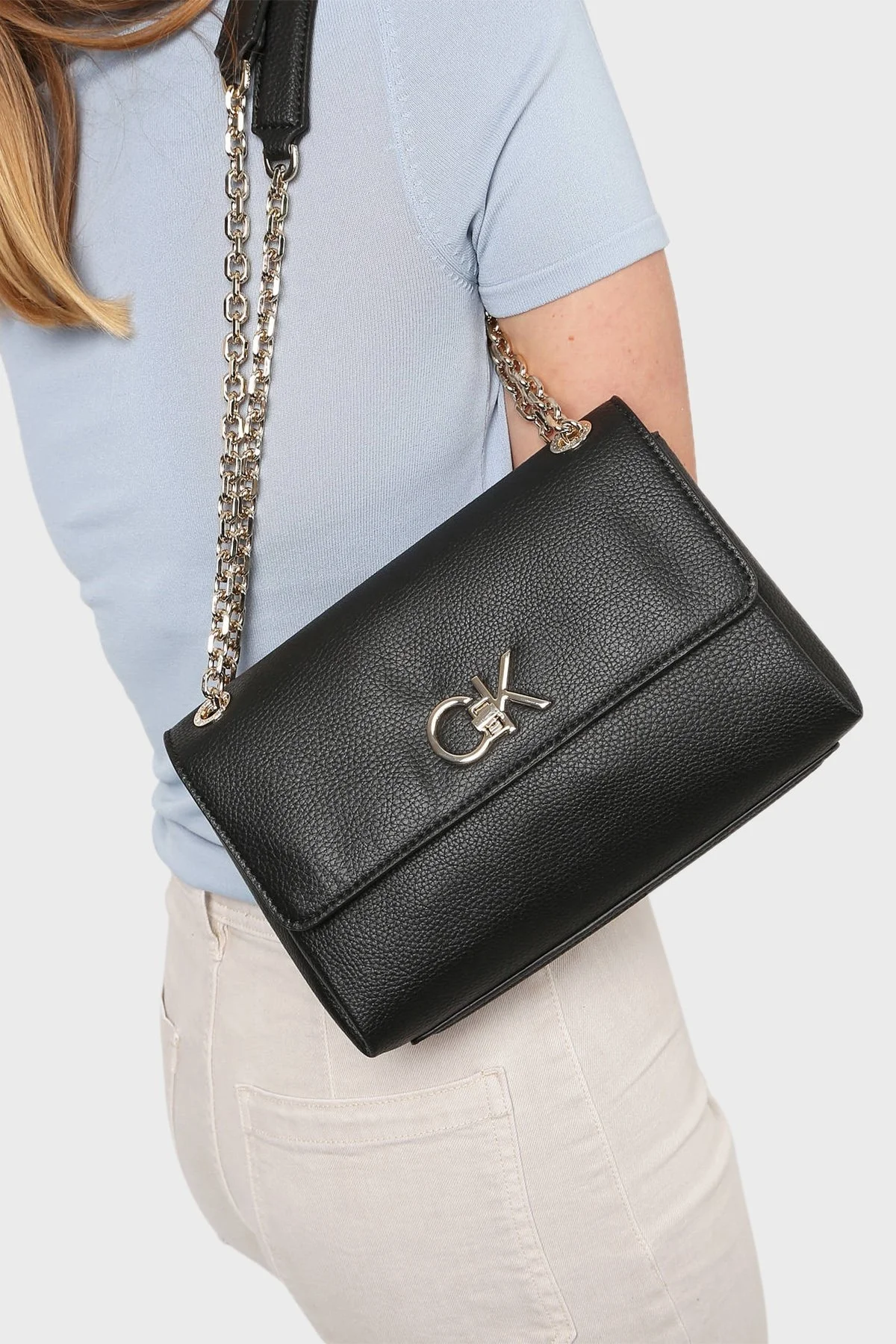 Calvin Klein Logolu Zincir Askılı Bayan Çanta K60K609395 BAX SİYAH - 2