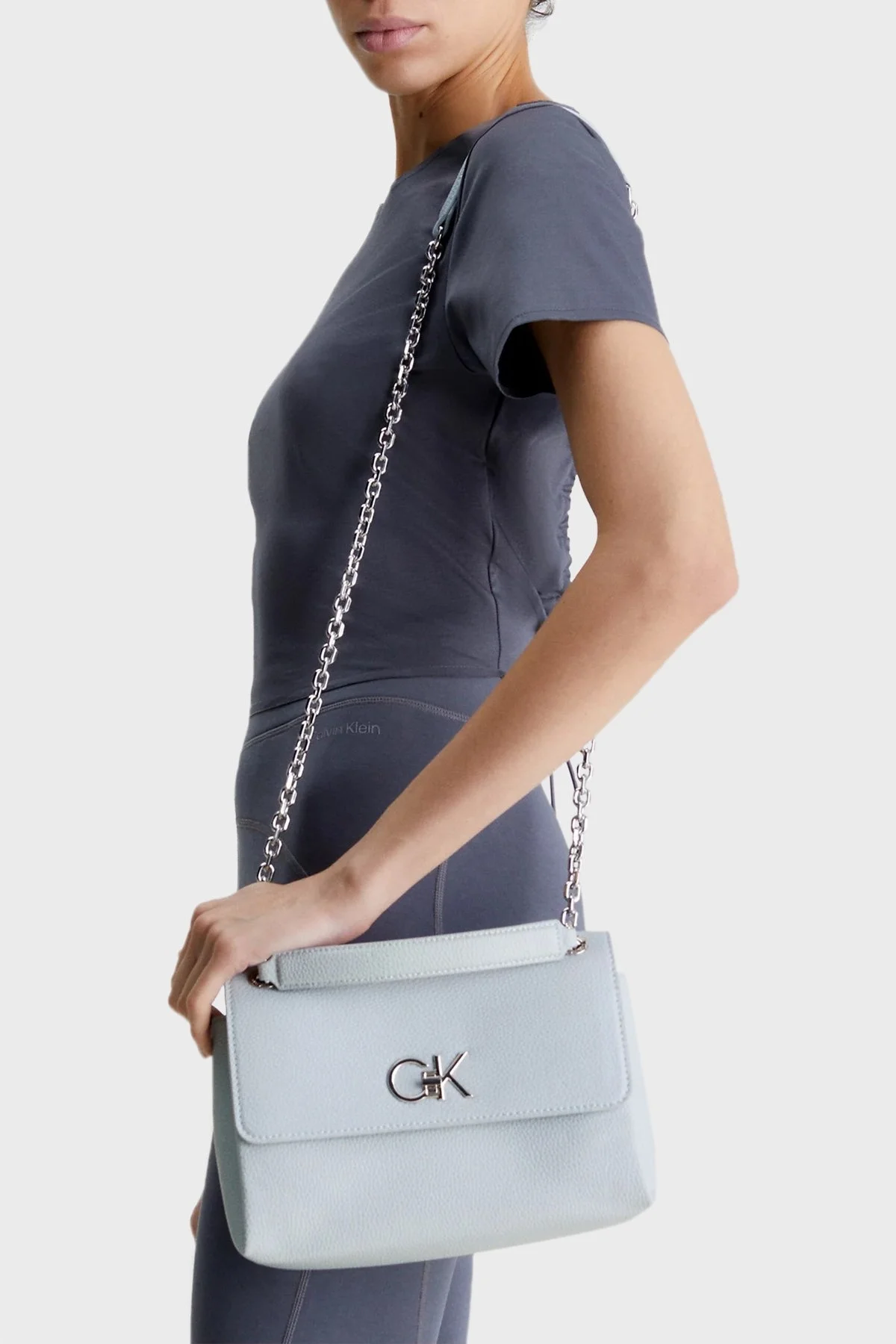 Calvin Klein Logolu Zincir Askılı K60K609395DYI Bayan Çanta K60K609395 DYI AÇIK MAVİ - 4