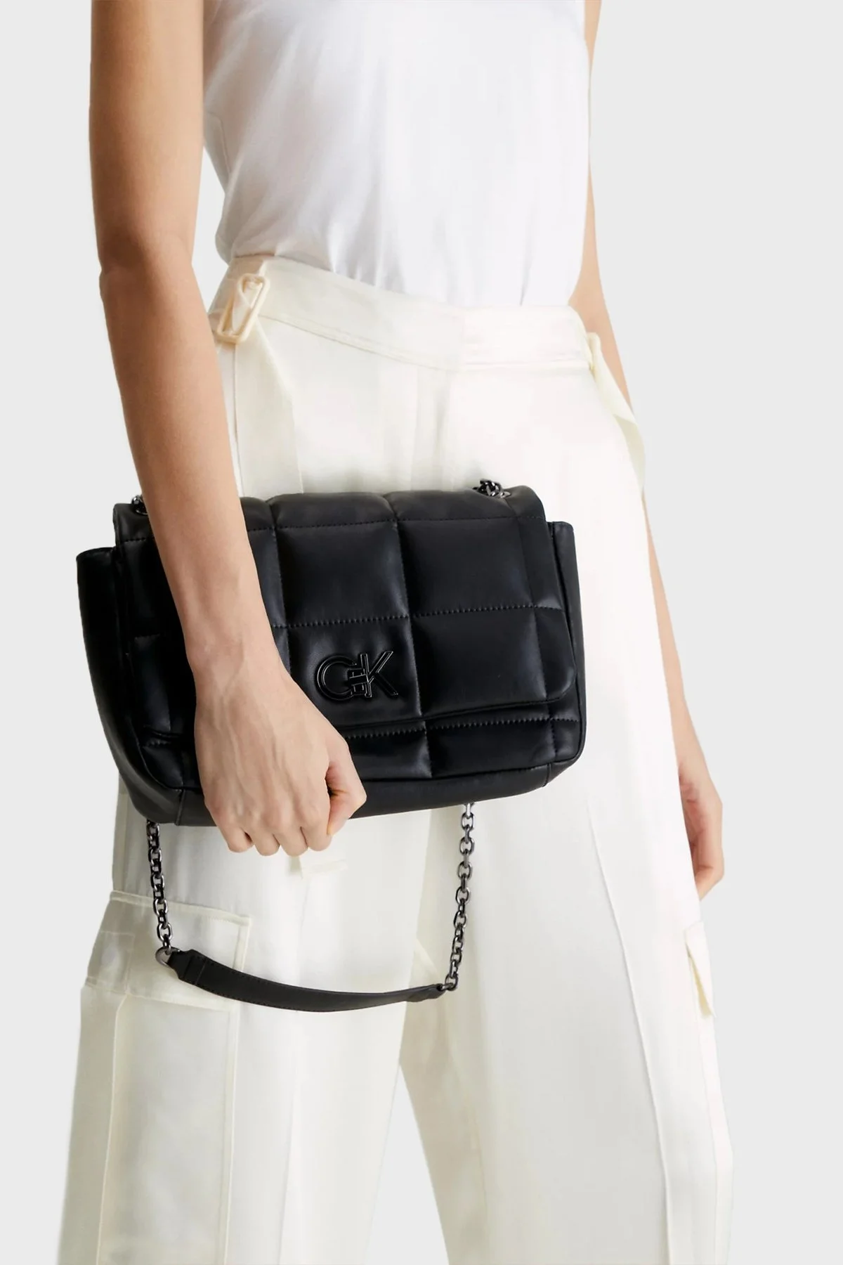 Calvin Klein Logolu Zincir Askılı K60K610454BAX Bayan Çanta K60K610454 BAX SİYAH - 3