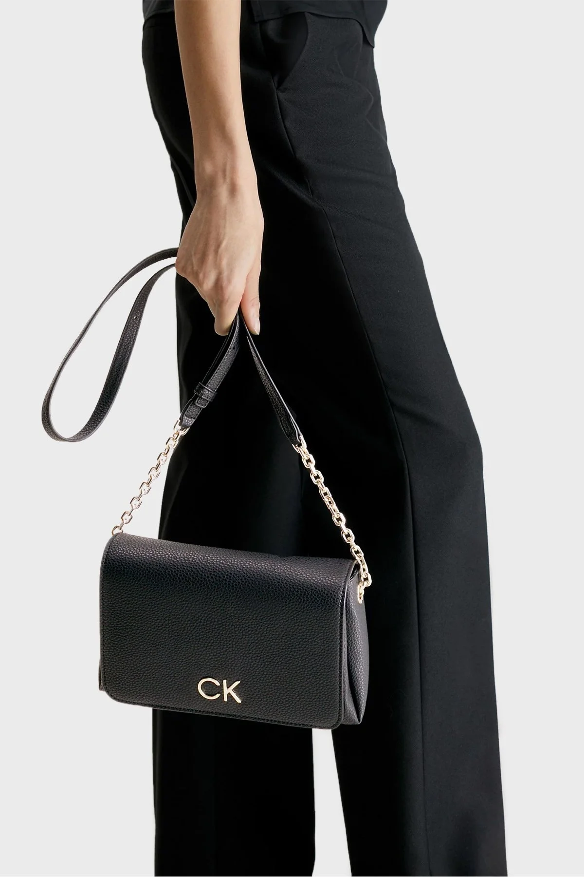 Calvin Klein Logolu Zincir Askılı K60K610455BAX Bayan Çanta K60K610455 BAX SİYAH - 2