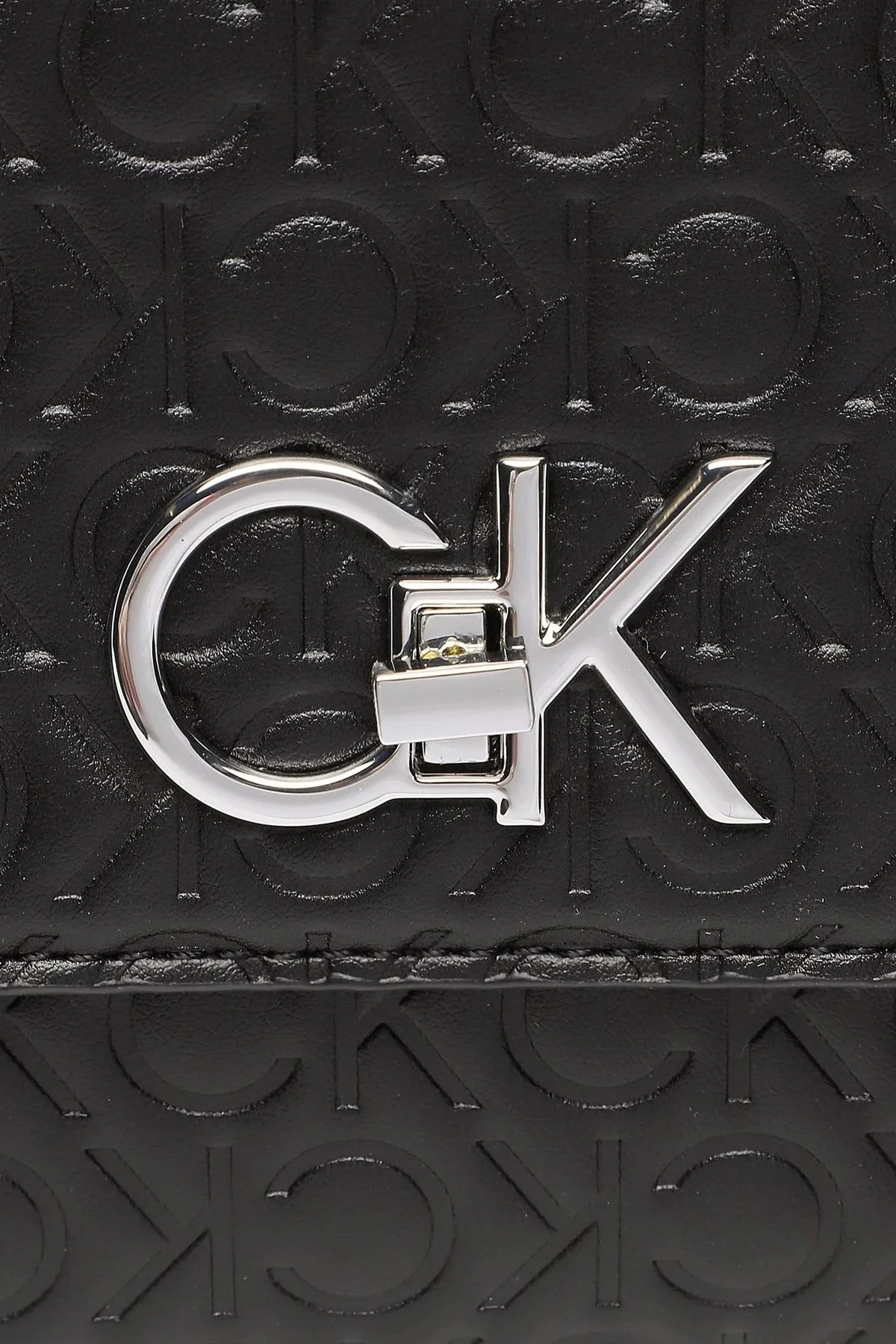 Calvin Klein Logolu Zincir Detaylı Omuz Askılı Bayan Çanta K60K610186 BAX SİYAH - 6