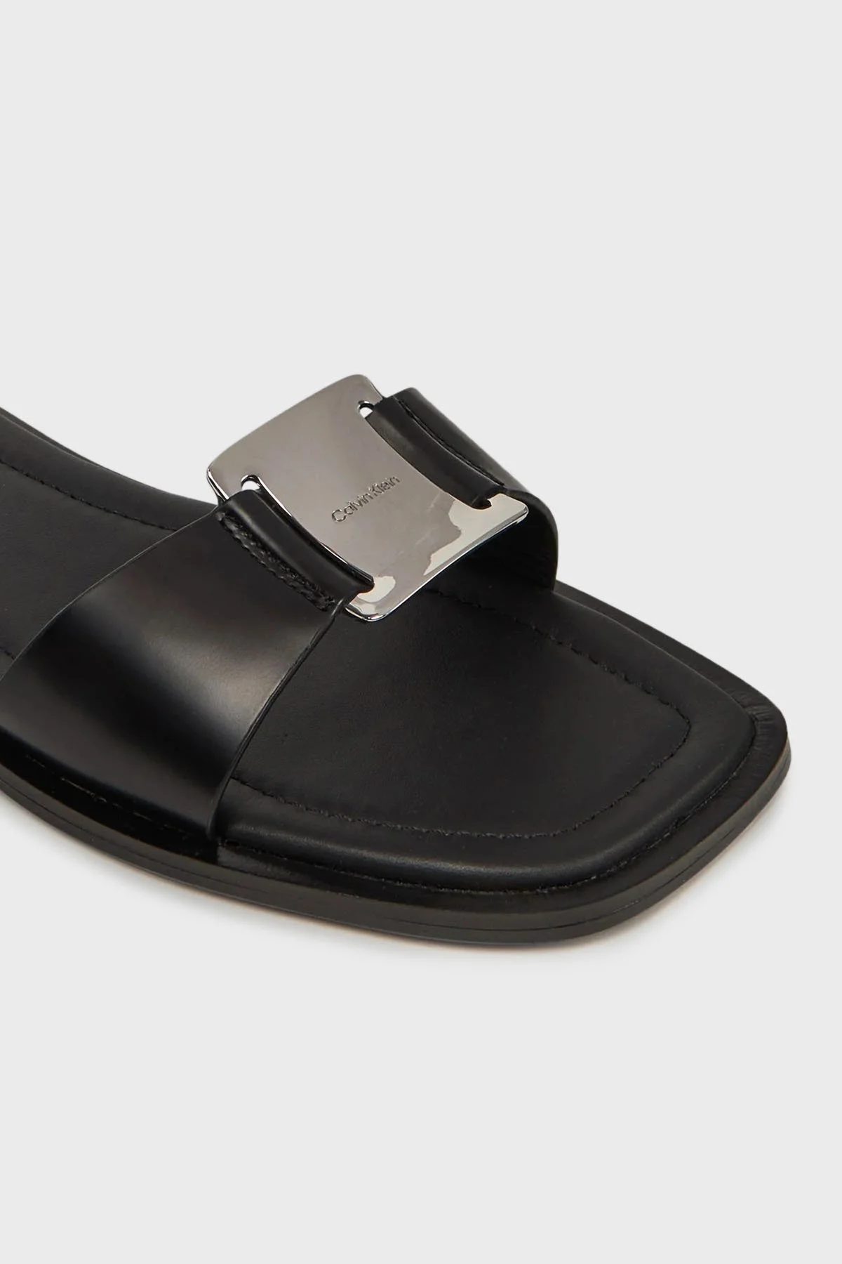 Calvin Klein Metal Logolu Kare Burun Tek Bant HW0HW02482BEH Bayan Terlik HW0HW02482 BEH SİYAH - 11