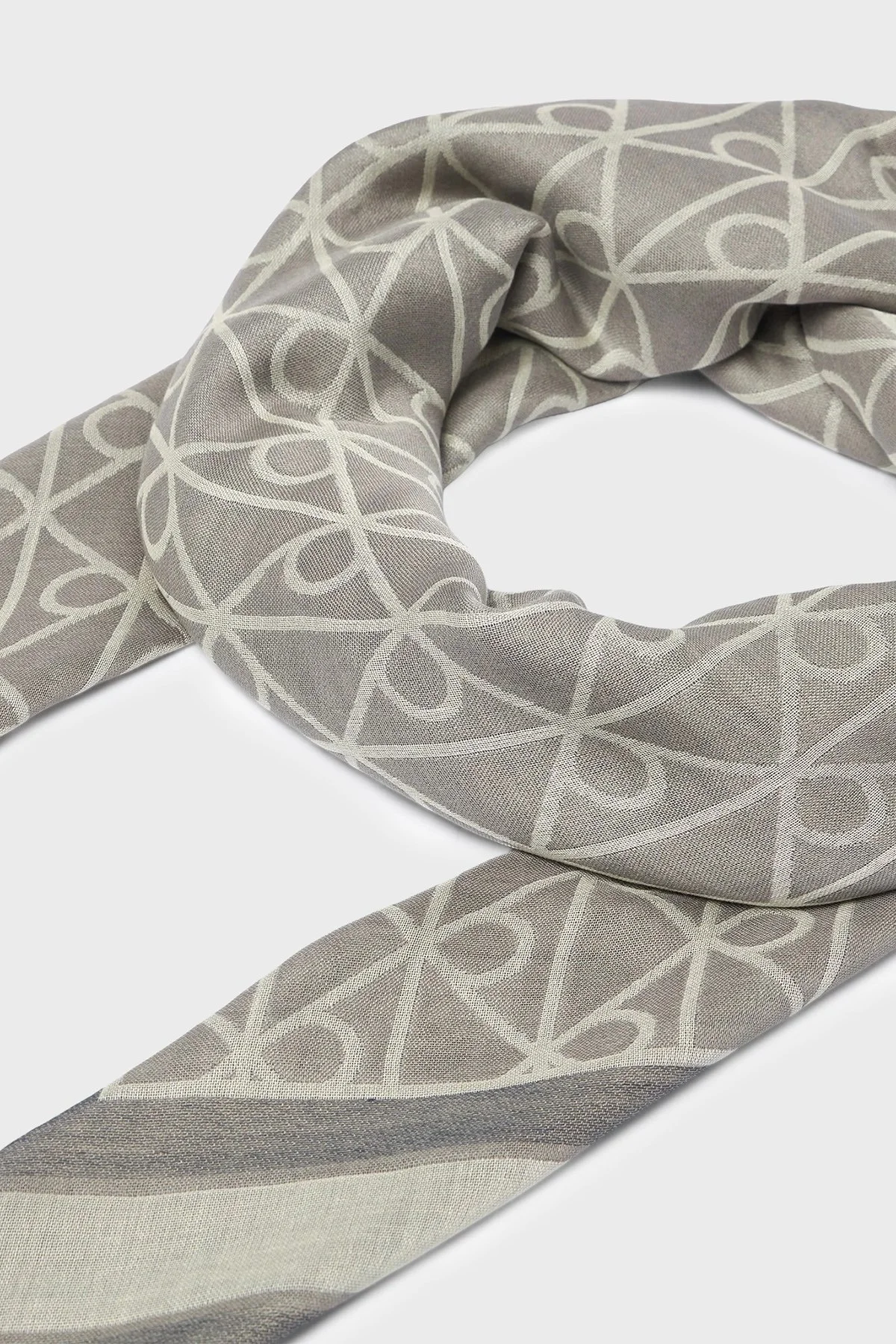 Calvin Klein Modal Logolu 120 x 120 cm LV04F8080GCGE Kadın Şal LV04F8080G CGE LACİVERT - 2
