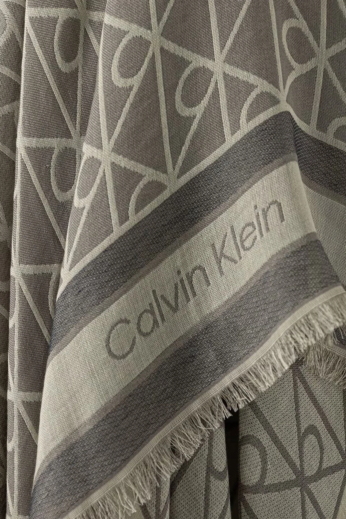 Calvin Klein Modal Logolu 120 x 120 cm LV04F8080GCGE Kadın Şal LV04F8080G CGE LACİVERT - 3