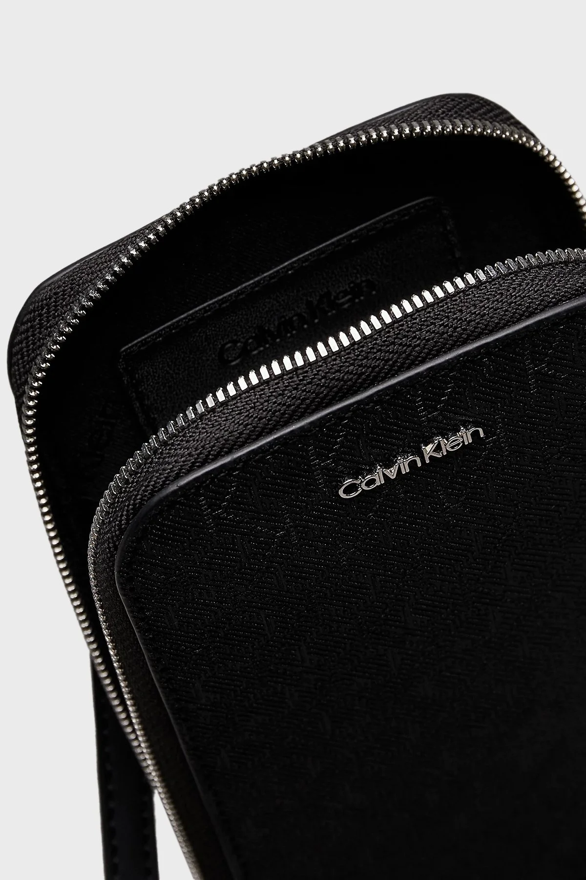 Calvin Klein Monogram Logo Baskılı Ayarlanabilir Askılı K60K613241BEH Bayan Telefon Çantası K60K613241 BEH SİYAH - 7