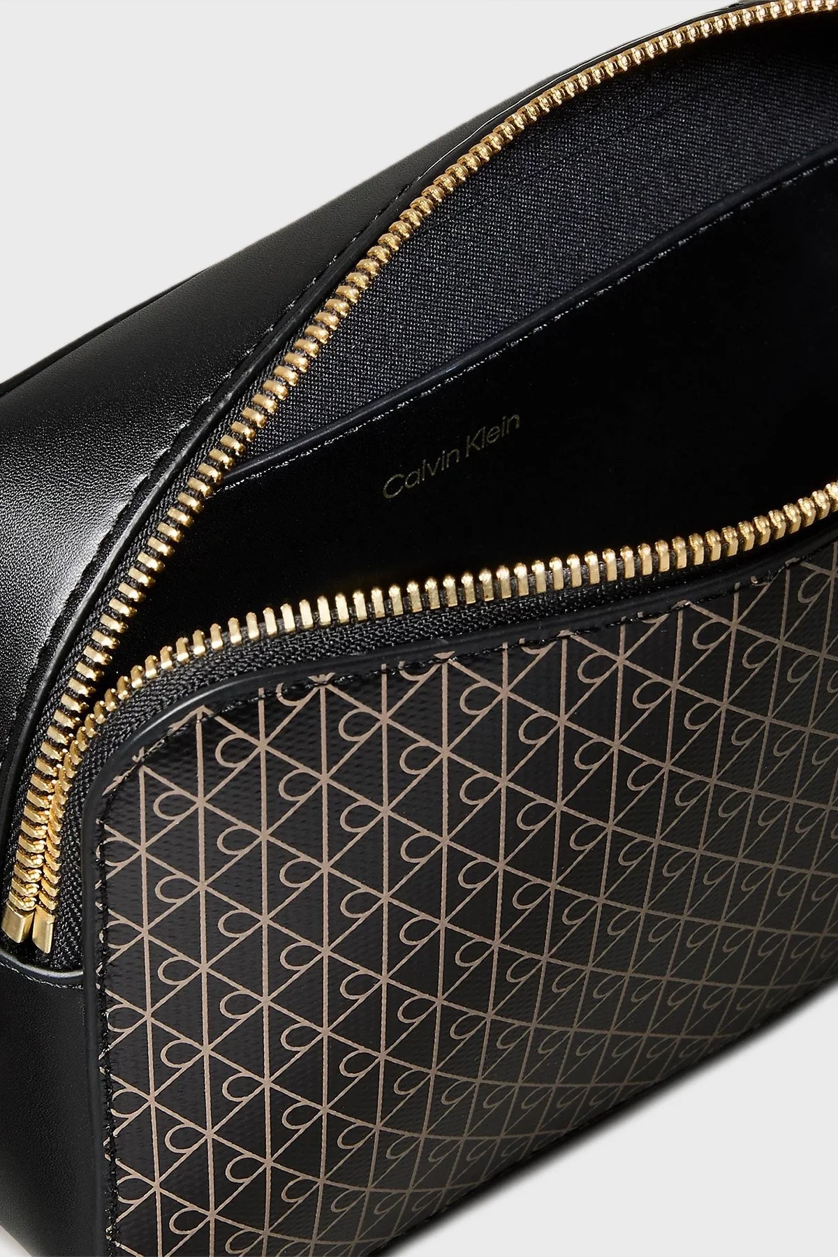 Calvin Klein Monogram Logo Baskılı Fermuarlı LV04F3268G2XA Bayan Çanta LV04F3268G 2XA SİYAH - 4