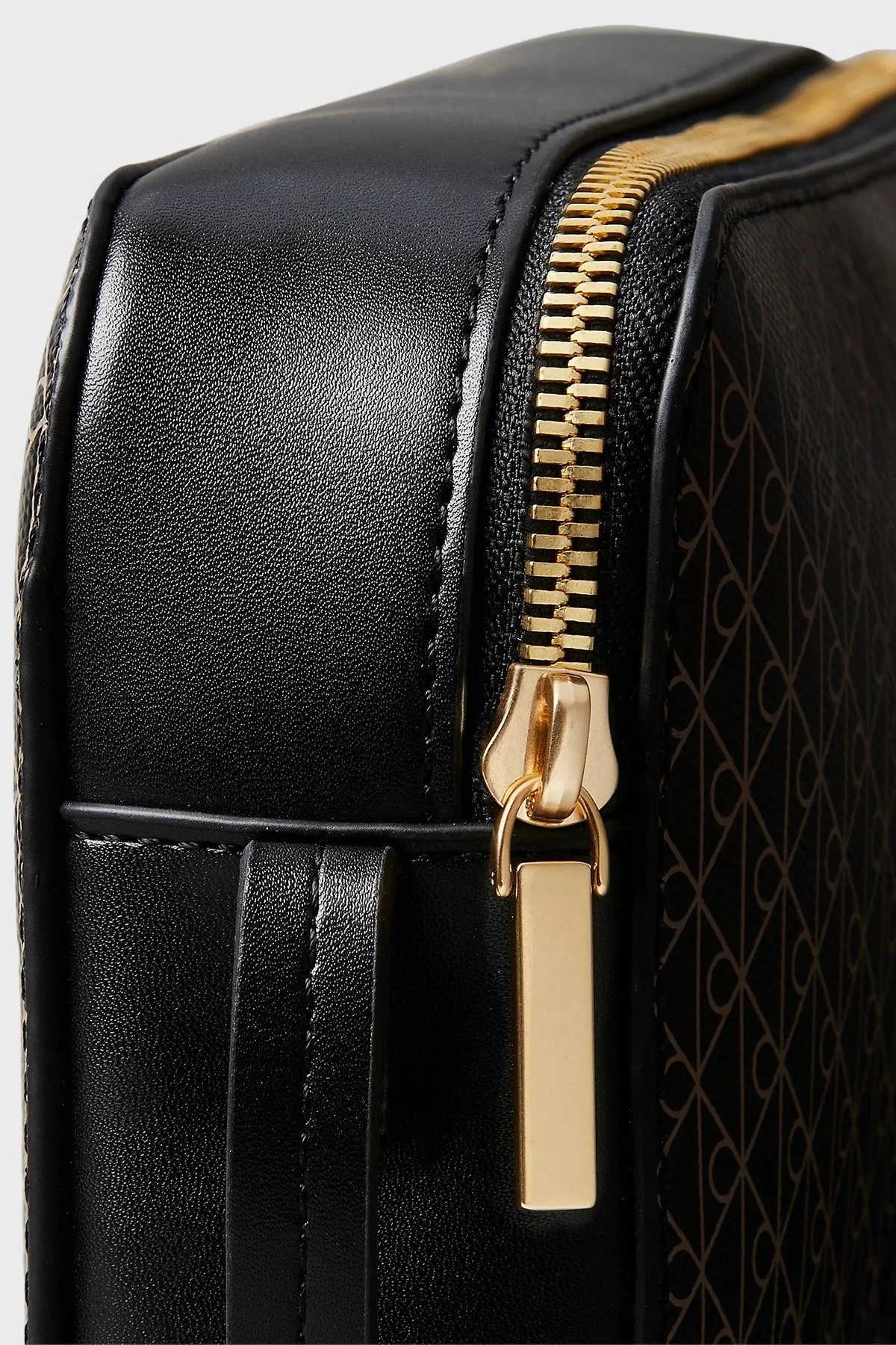 Calvin Klein Monogram Logo Baskılı Fermuarlı LV04F3268G2XA Bayan Çanta LV04F3268G 2XA SİYAH - 5