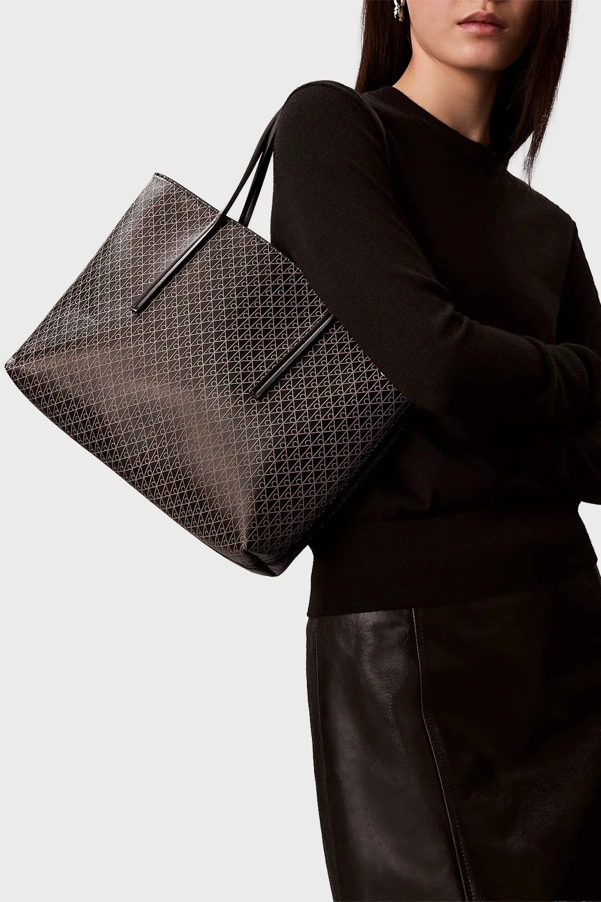 Calvin Klein Monogram Logo Baskılı Kapamasız LV04F3267G2XA Bayan Çanta LV04F3267G 2XA SİYAH - 2