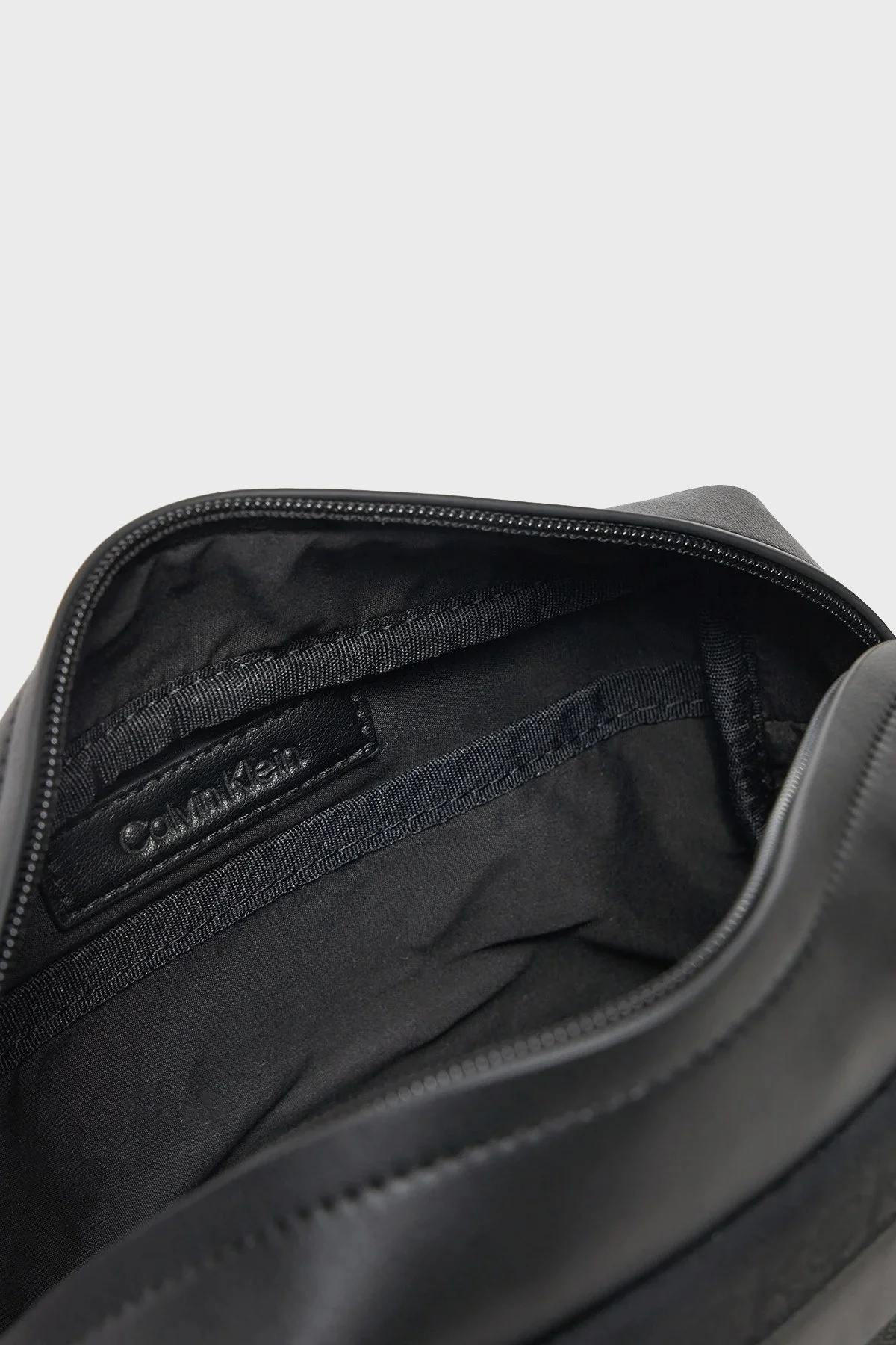 Calvin Klein Monogram Logolu Bilek Askılı K50K5127990GK Erkek Çanta K50K512799 0GK SİYAH - 3