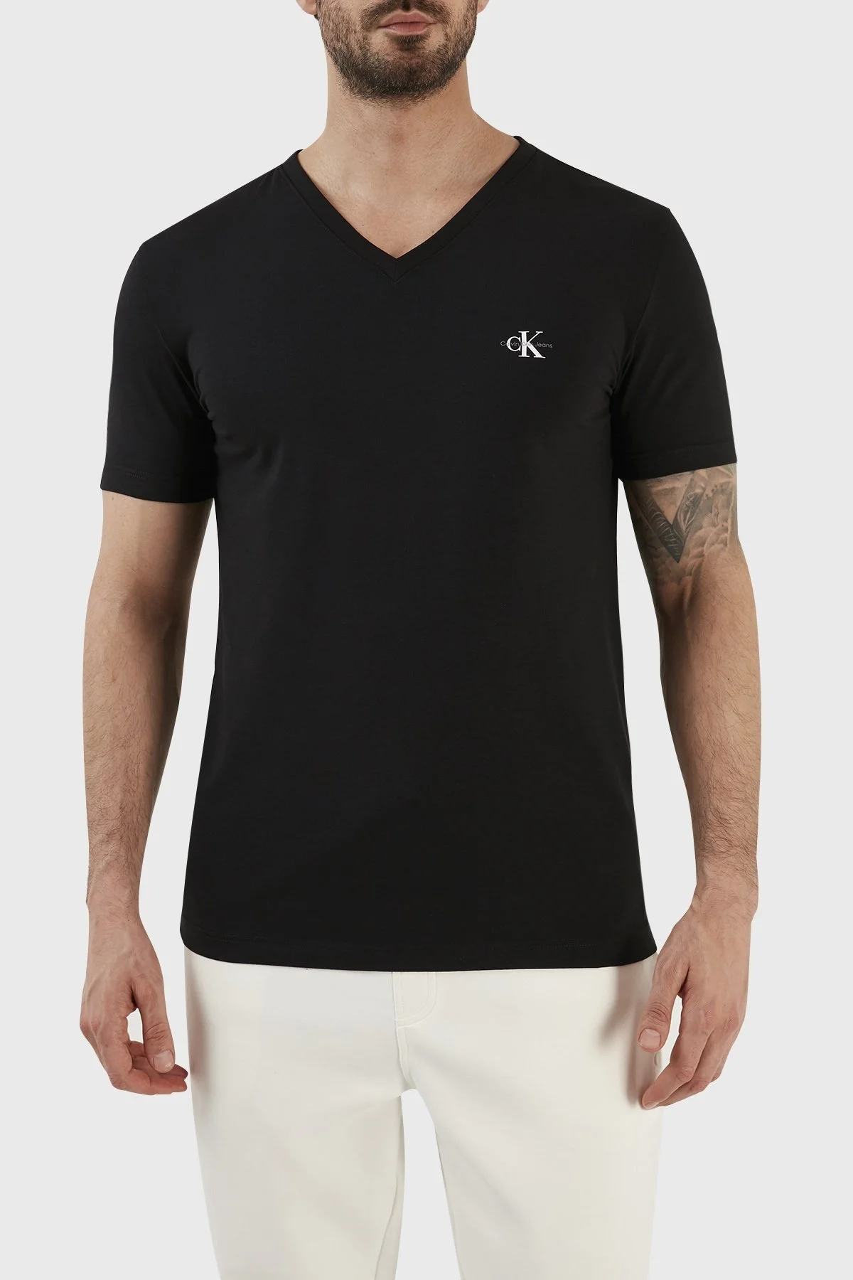 Calvin Klein Organik Pamuklu Regular Fit V Yaka J30J322842BEH Erkek T Shirt J30J322842 BEH SİYAH - 1