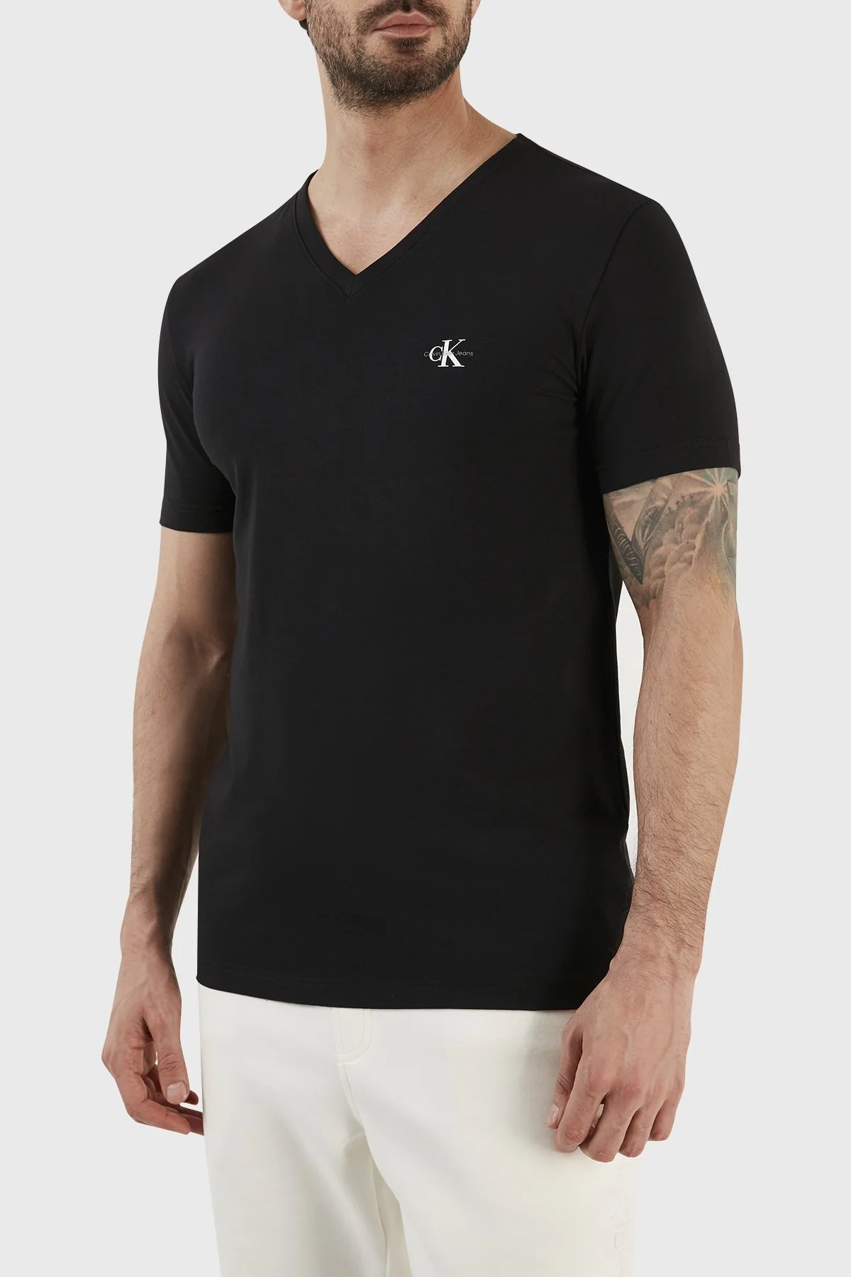 Calvin Klein Organik Pamuklu Regular Fit V Yaka J30J322842BEH Erkek T Shirt J30J322842 BEH SİYAH - 2