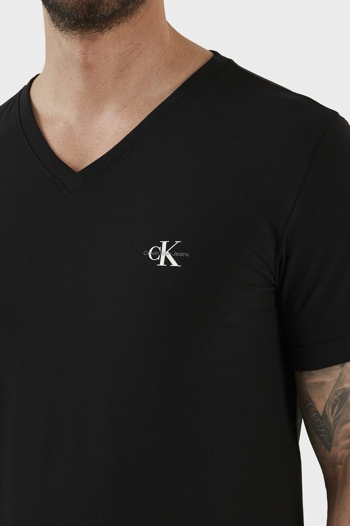 Calvin Klein Organik Pamuklu Regular Fit V Yaka J30J322842BEH Erkek T Shirt J30J322842 BEH SİYAH - 5