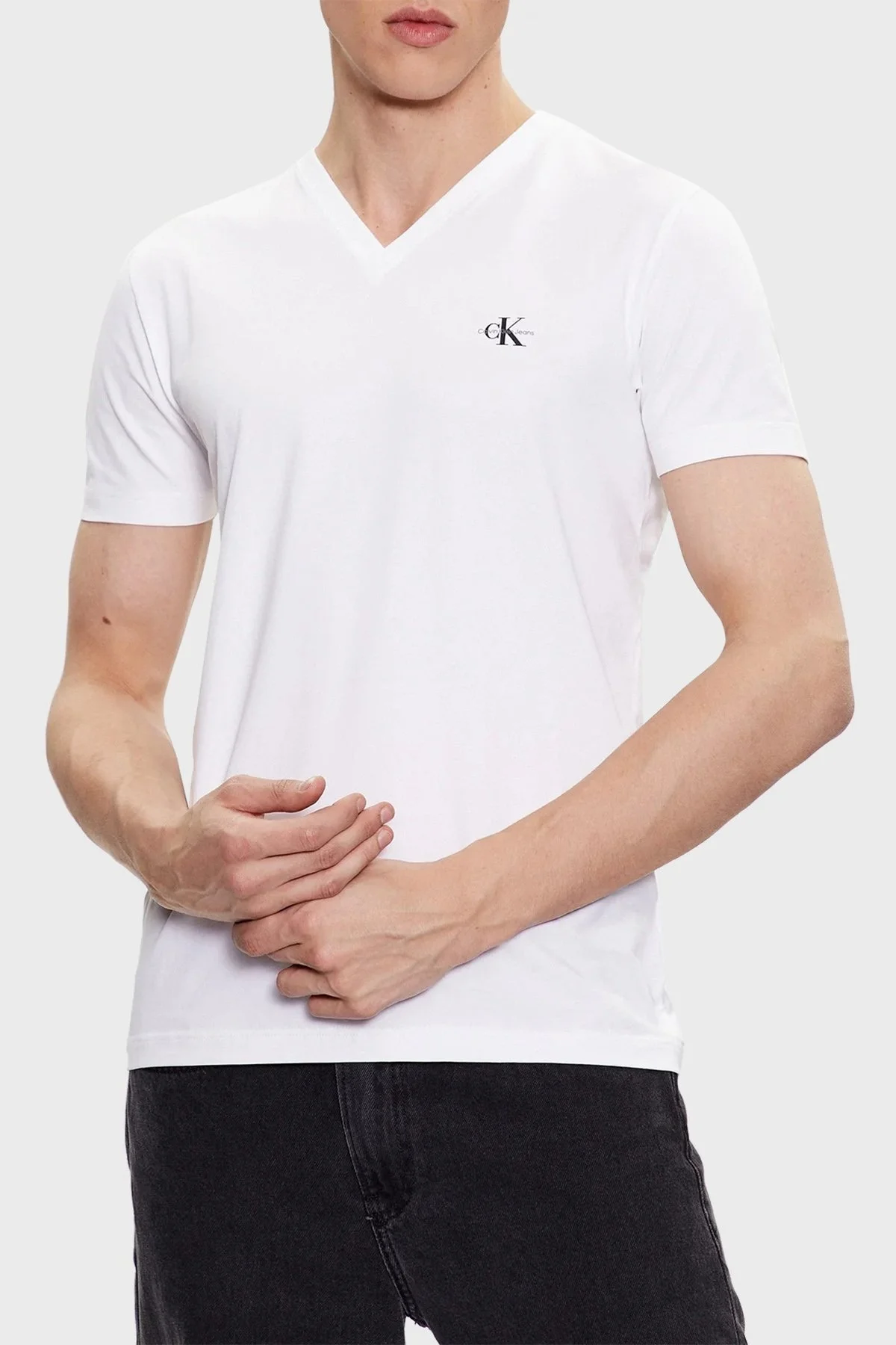 Calvin Klein Organik Pamuklu Regular Fit V Yaka J30J322842YAF Erkek T Shirt J30J322842 YAF BEYAZ - 1
