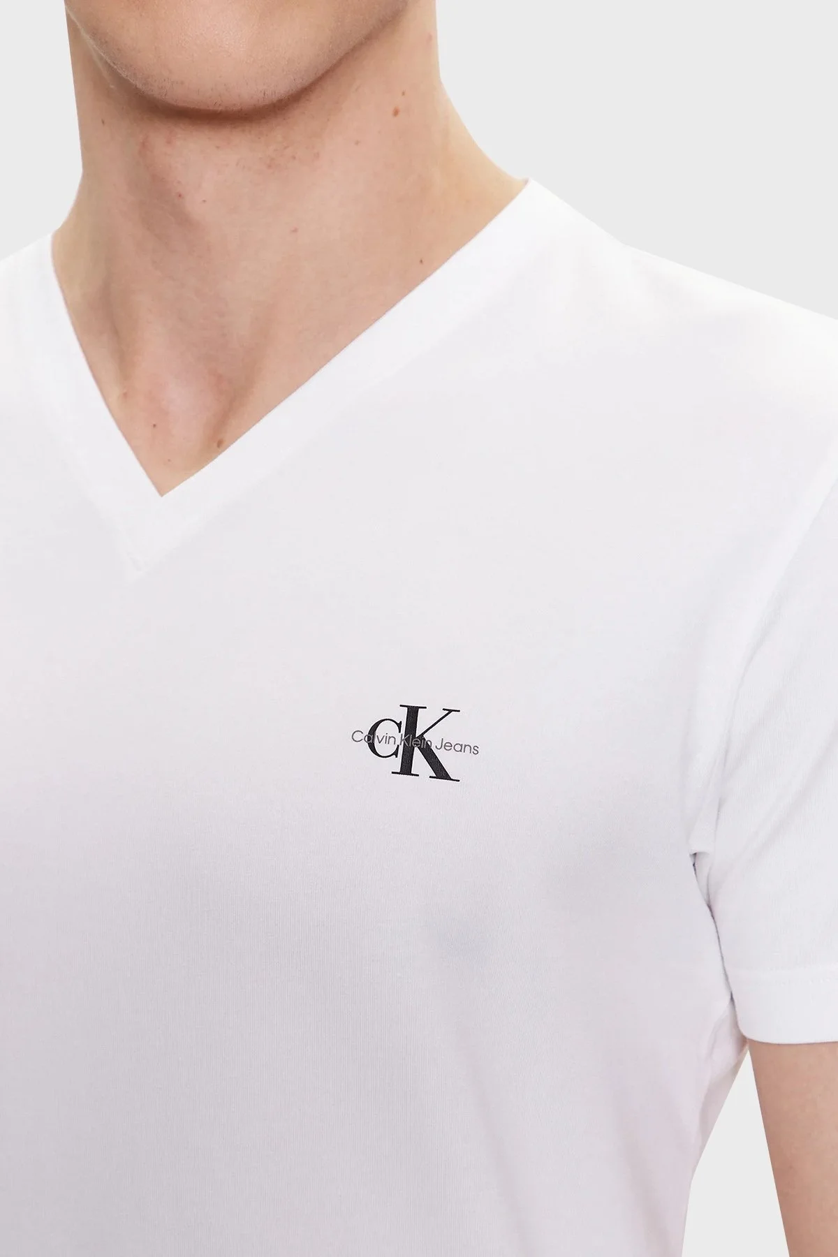 Calvin Klein Organik Pamuklu Regular Fit V Yaka J30J322842YAF Erkek T Shirt J30J322842 YAF BEYAZ - 4