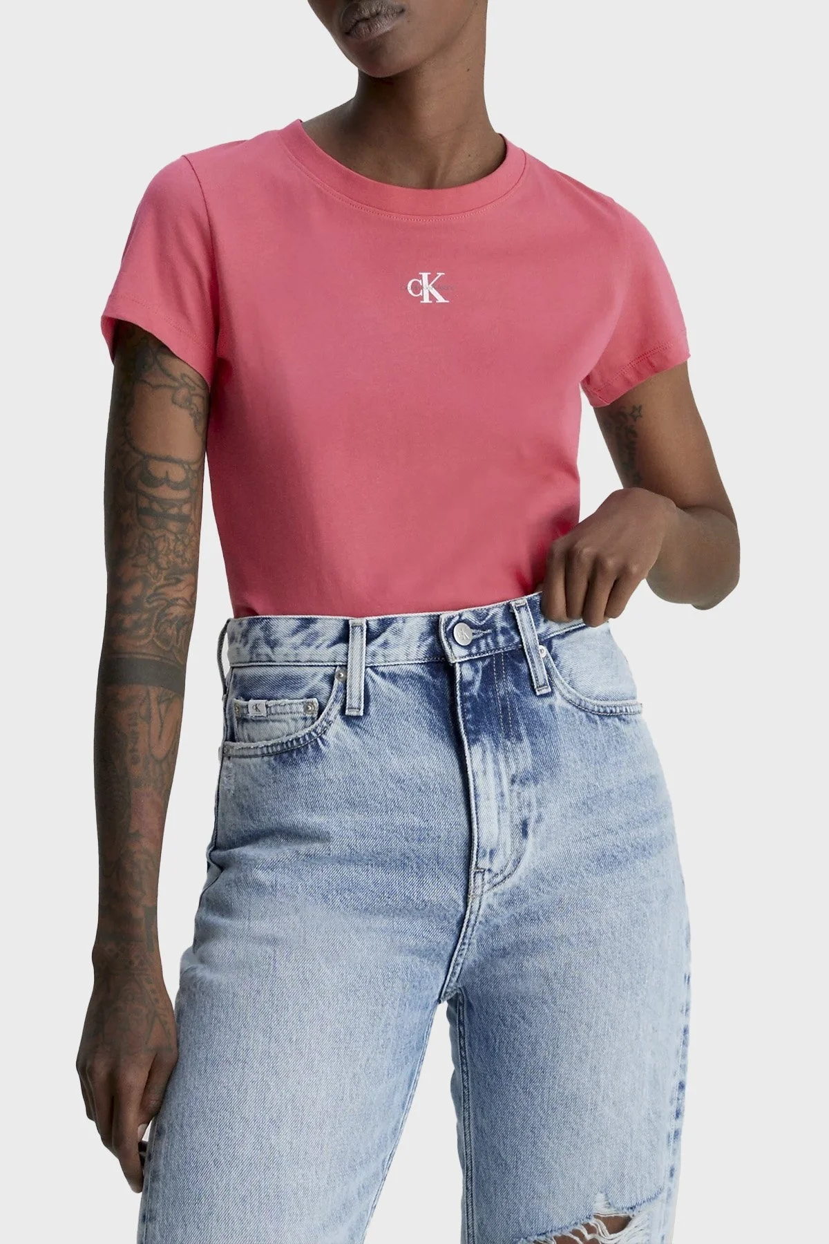 Calvin Klein Organik Pamuklu Slim Fit Bisiklet Yaka J20J220300XI1 Bayan T Shirt J20J220300 XI1 PEMBE - 1