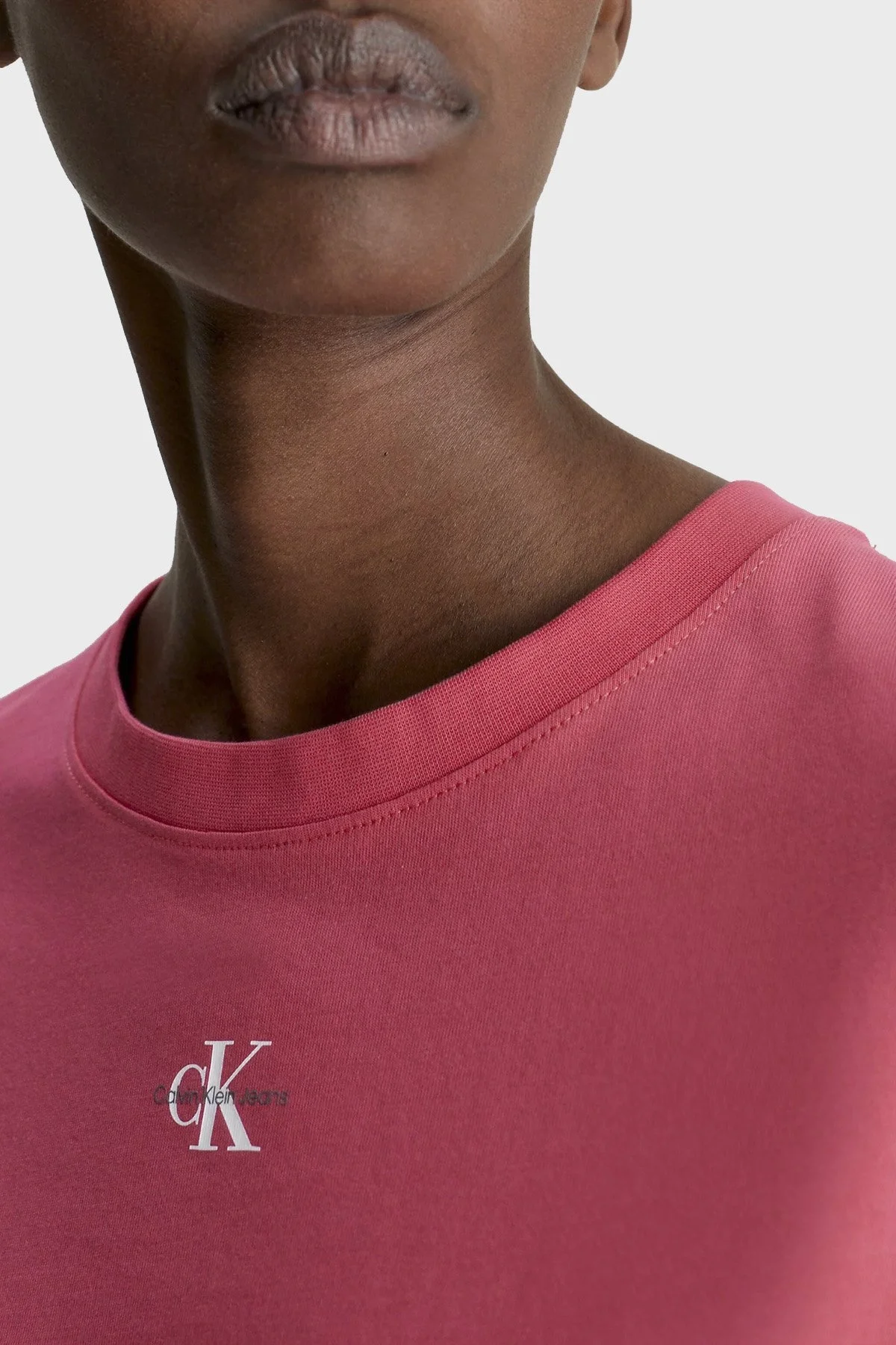 Calvin Klein Organik Pamuklu Slim Fit Bisiklet Yaka J20J220300XI1 Bayan T Shirt J20J220300 XI1 PEMBE - 2