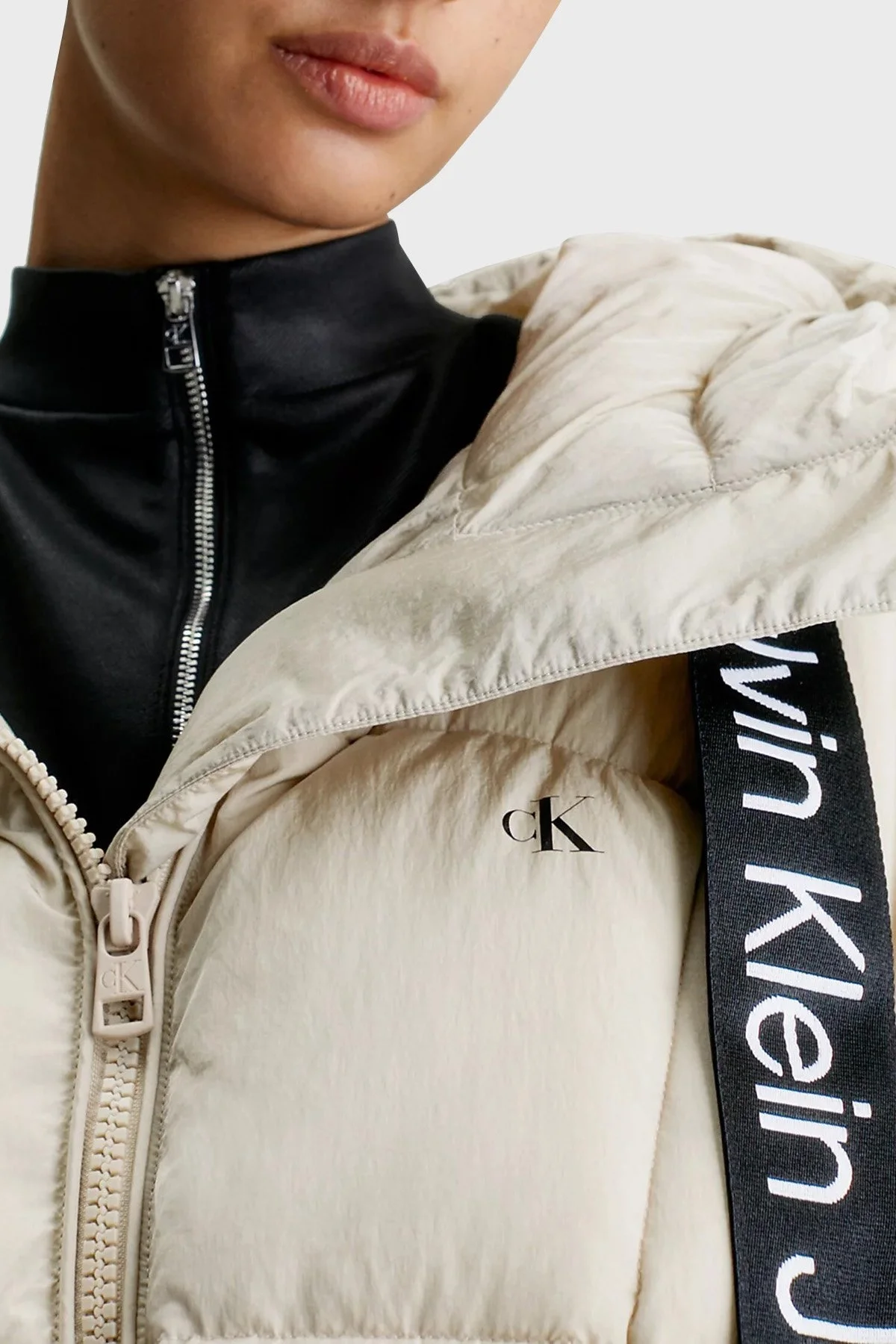 Calvin Klein Oversize Fit Kapüşonlu Kısa Şişme J20J221901PED Bayan Mont J20J221901 PED BEJ - 4