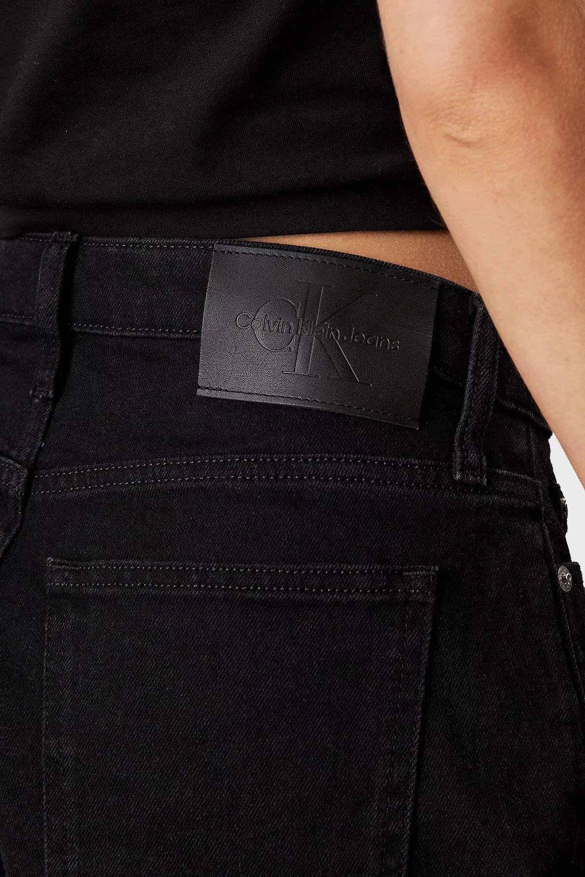 Calvin Klein Pamuk Karışımlı Mom Fit Yüksek Bel Kısa Kot J20J2251541BY Bayan Short J20J225154 1BY SİYAH - 10