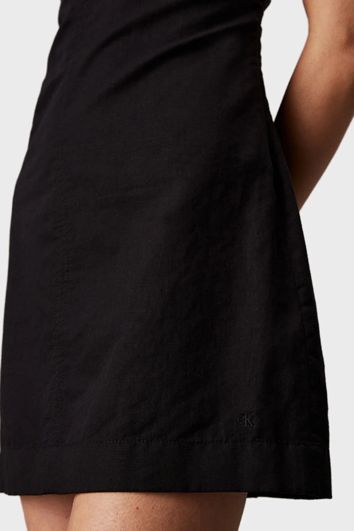 Calvin Klein Pamuk ve Keten Karışımlı Regular Fit Kare Yaka Mini J20J225277BEH Bayan Elbise J20J225277 BEH SİYAH - 8