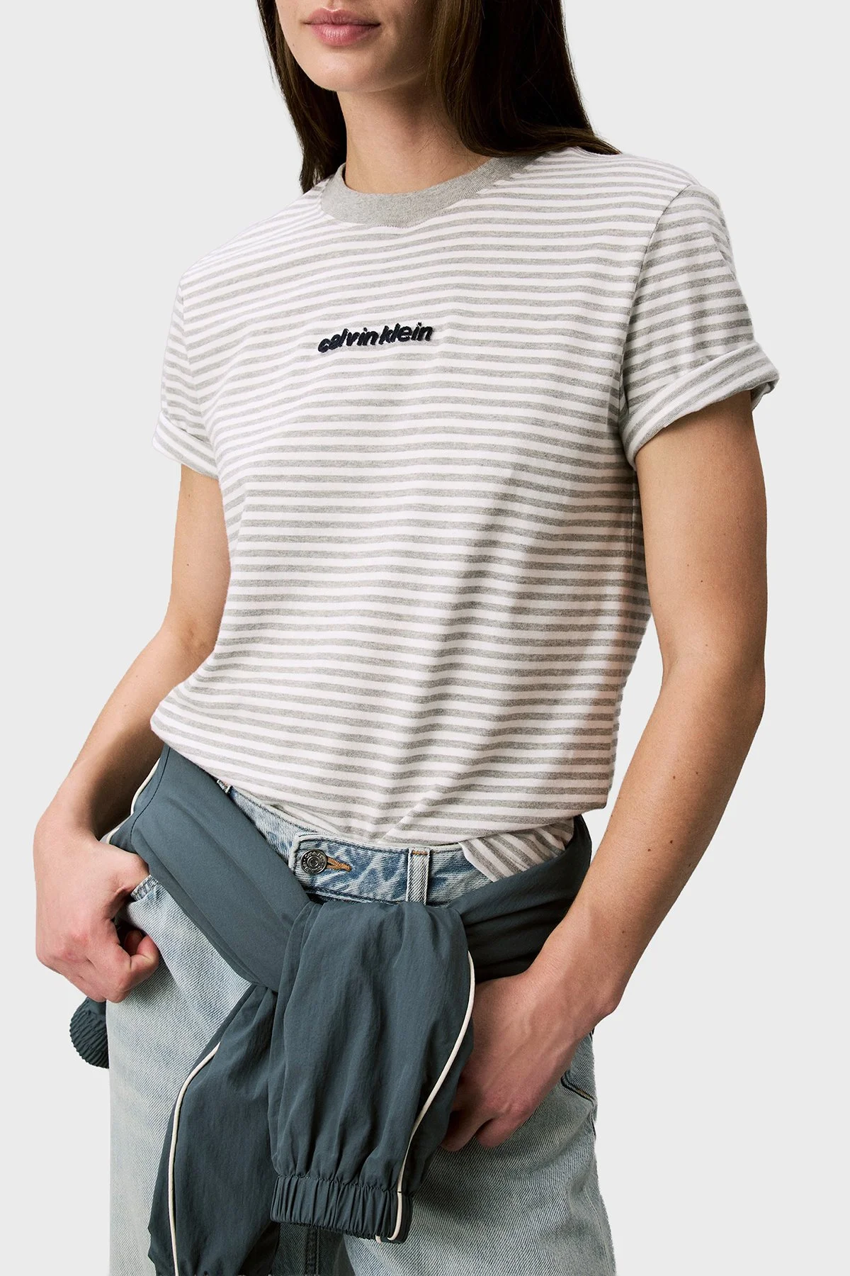 Calvin Klein Pamuklu Çizgili Bisiklet Yaka LV047G812G21L Kadın T Shirt LV047G812G 21L Gri-beyaz - 3