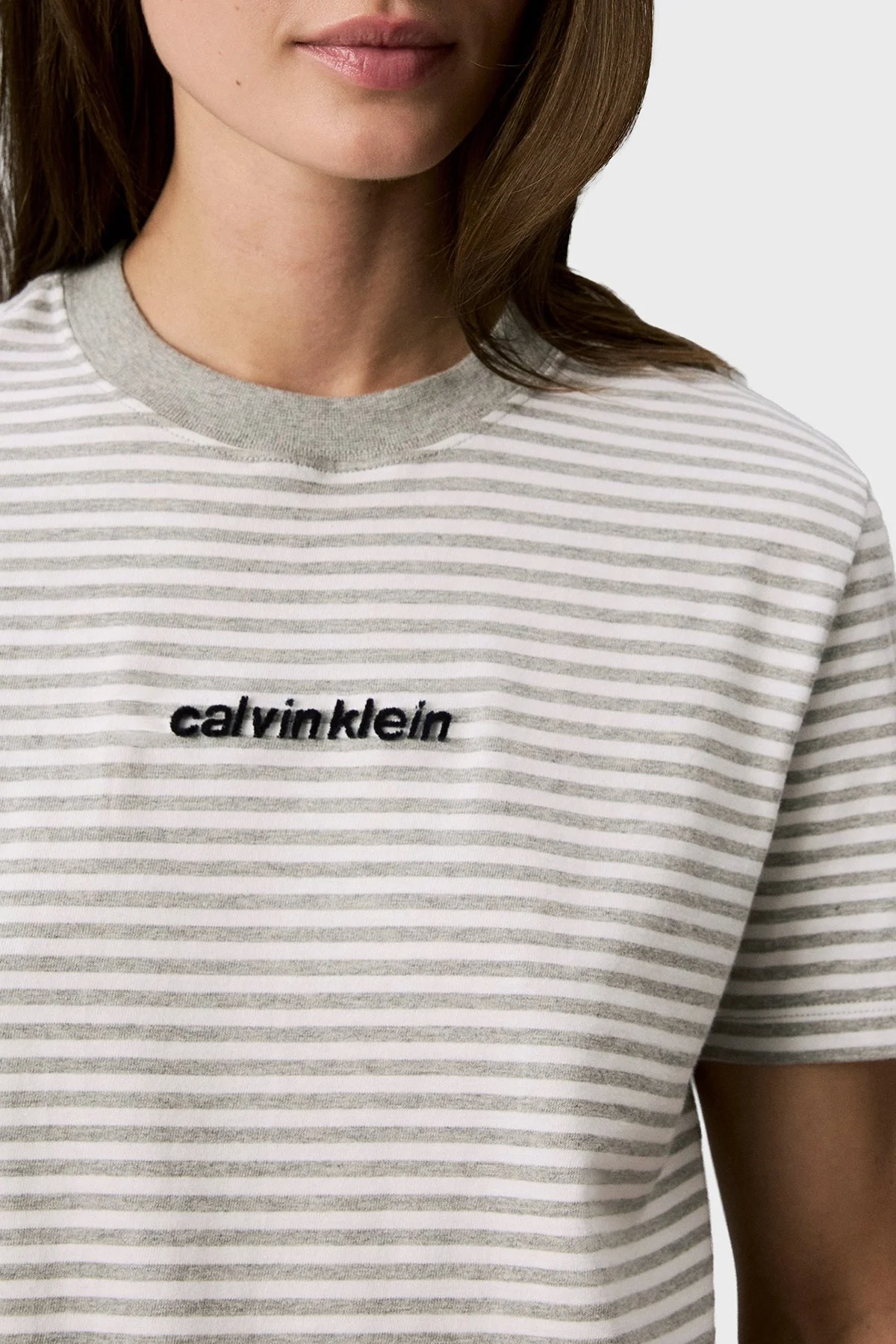 Calvin Klein Pamuklu Çizgili Bisiklet Yaka LV047G812G21L Kadın T Shirt LV047G812G 21L Gri-beyaz - 4