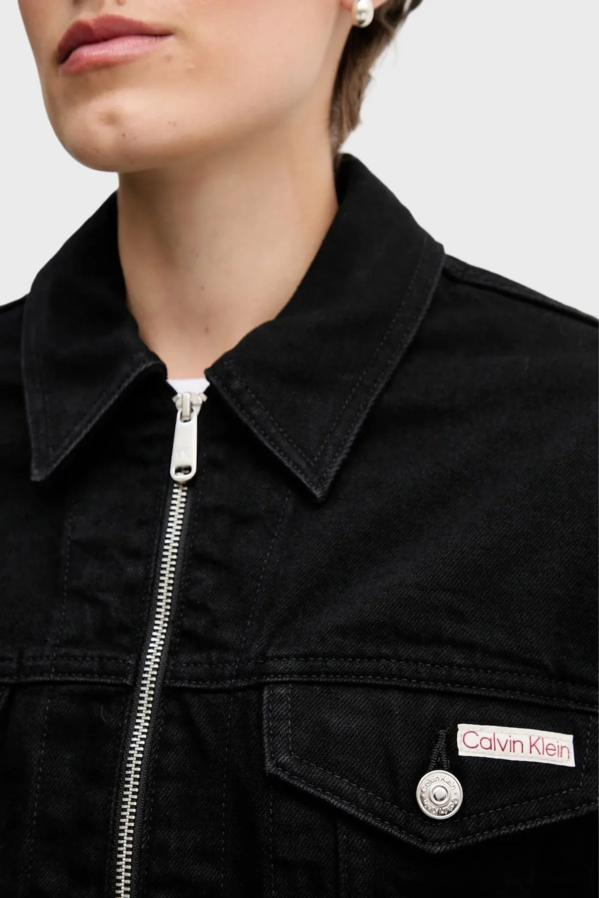 Calvin Klein Pamuklu Fitted Fit Fermuarlı Kısa LV047D779GTWM Bayan Kot Ceket LV047D779G TWM SİYAH - 4