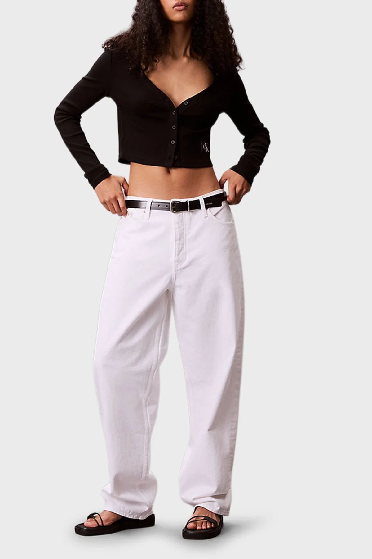 Calvin Klein Pamuklu Fitted Fit V Yaka Fitilli Kısa LV047C204GUB1 Bayan Hırka LV047C204G UB1 SİYAH - 2