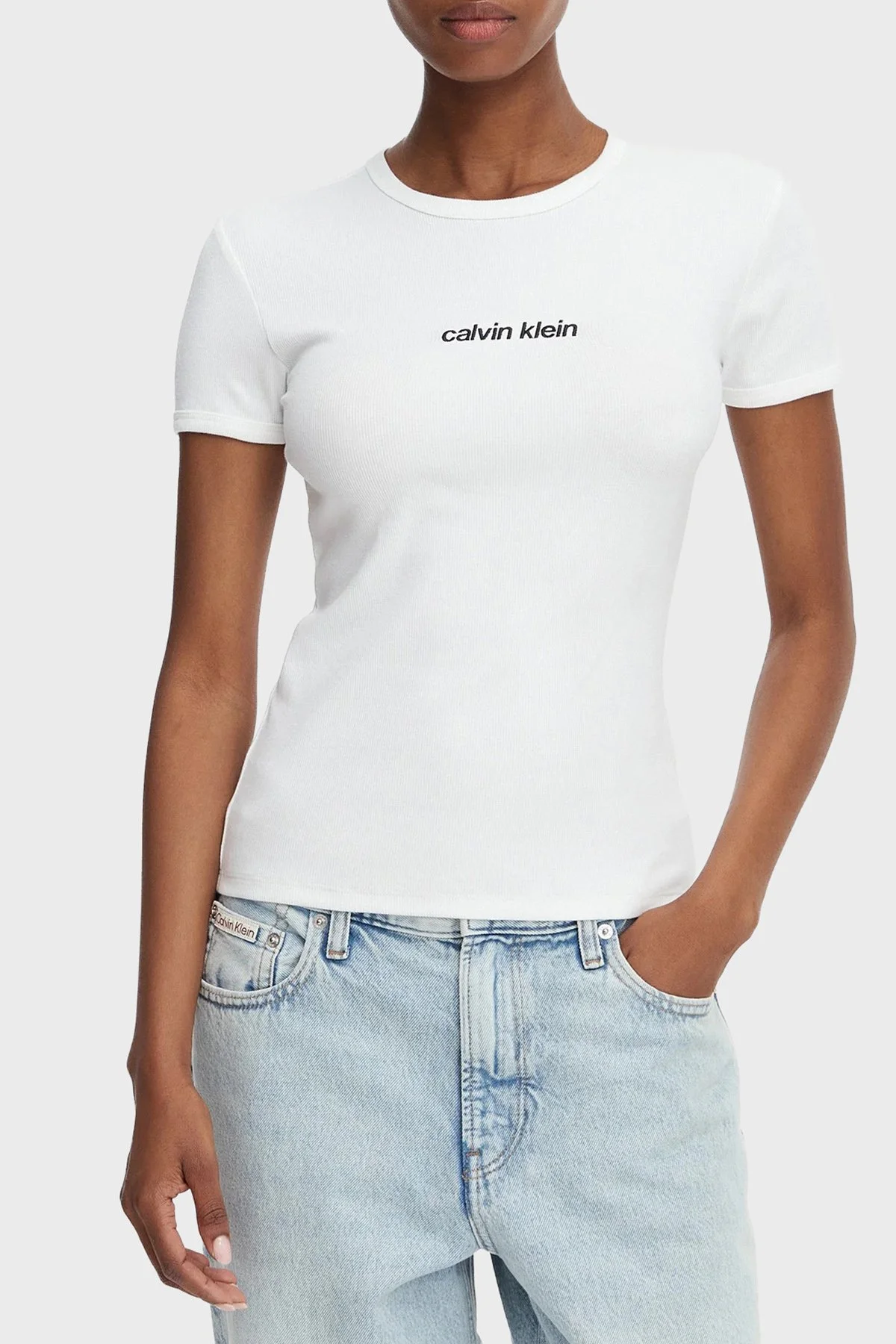 Calvin Klein Pamuklu Logolu Slim Fit Bisiklet Yaka LV047G816GYAF Kadın T Shirt LV047G816G YAF BEYAZ - 1