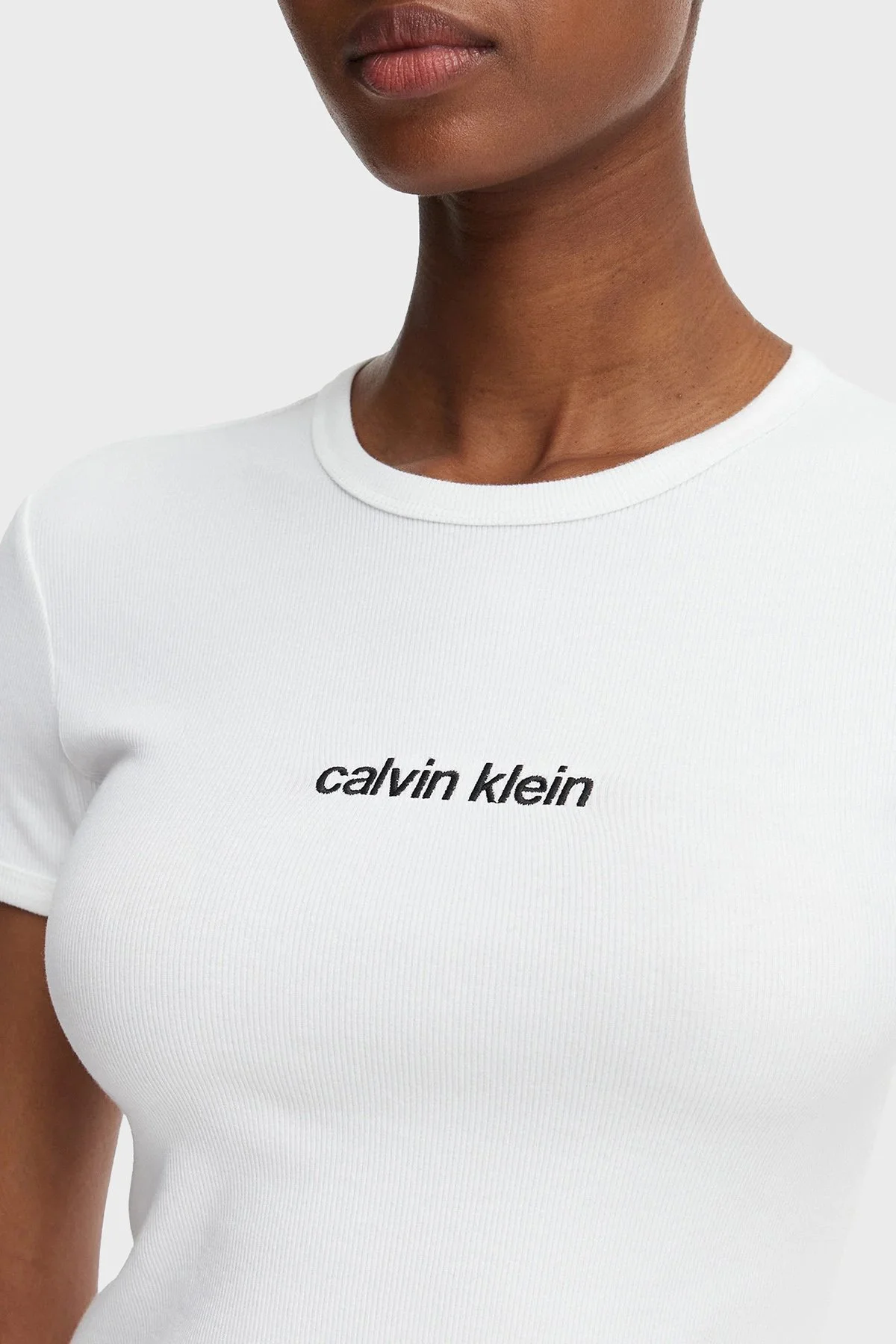 Calvin Klein Pamuklu Logolu Slim Fit Bisiklet Yaka LV047G816GYAF Kadın T Shirt LV047G816G YAF BEYAZ - 4