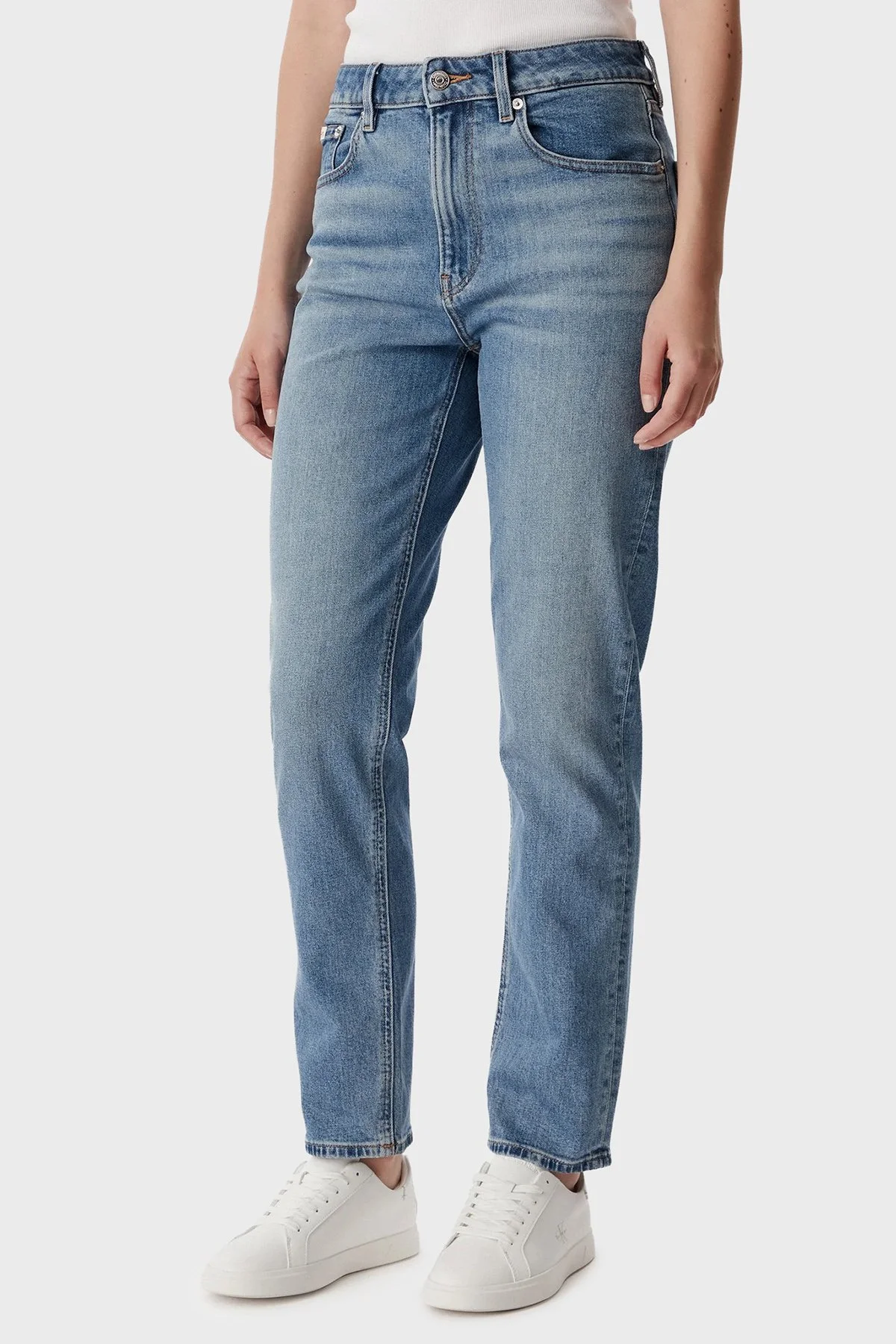 Calvin Klein Pamuklu Mom Fit Normal Bel Jeans LV047F951GX8B Kadın Kot Pantolon LV047F951G X8B MAVİ - 1