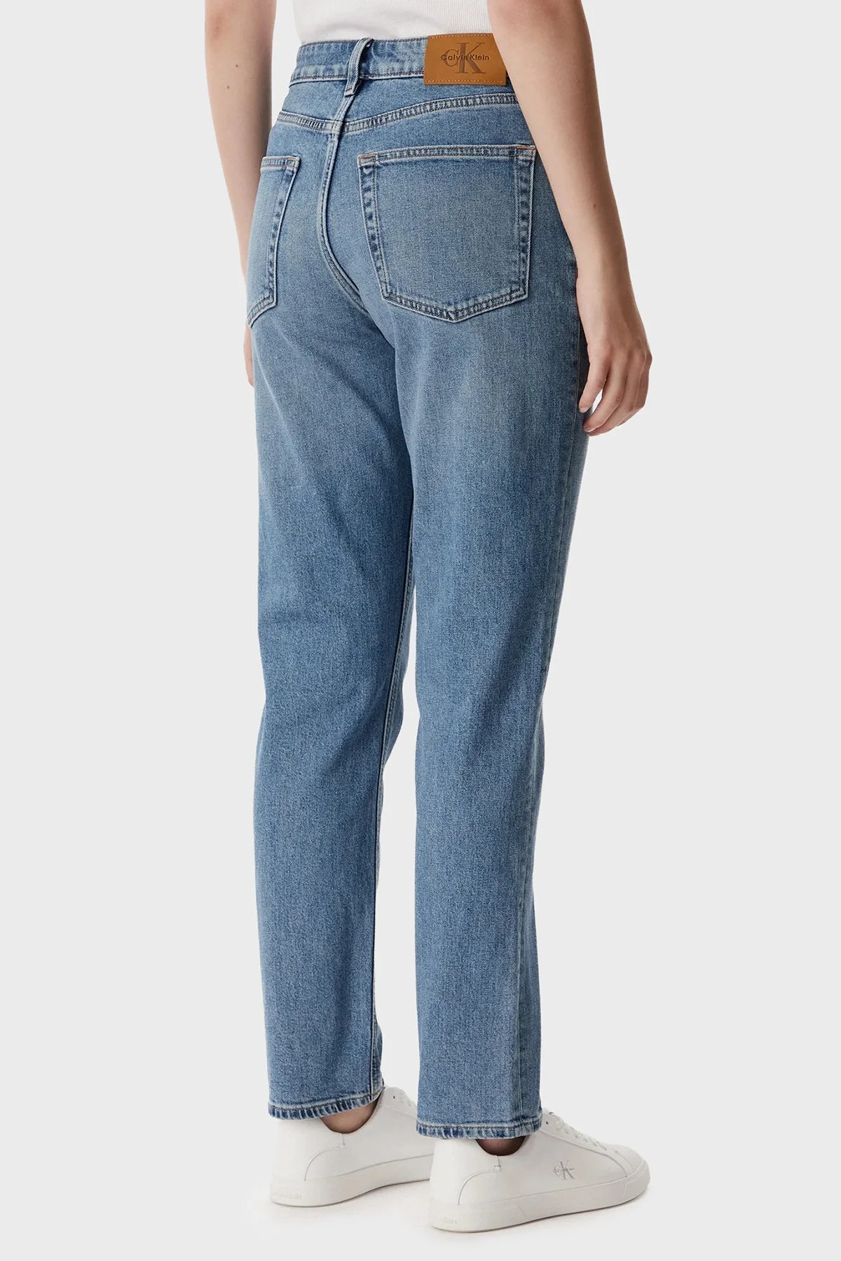 Calvin Klein Pamuklu Mom Fit Normal Bel Jeans LV047F951GX8B Kadın Kot Pantolon LV047F951G X8B MAVİ - 3