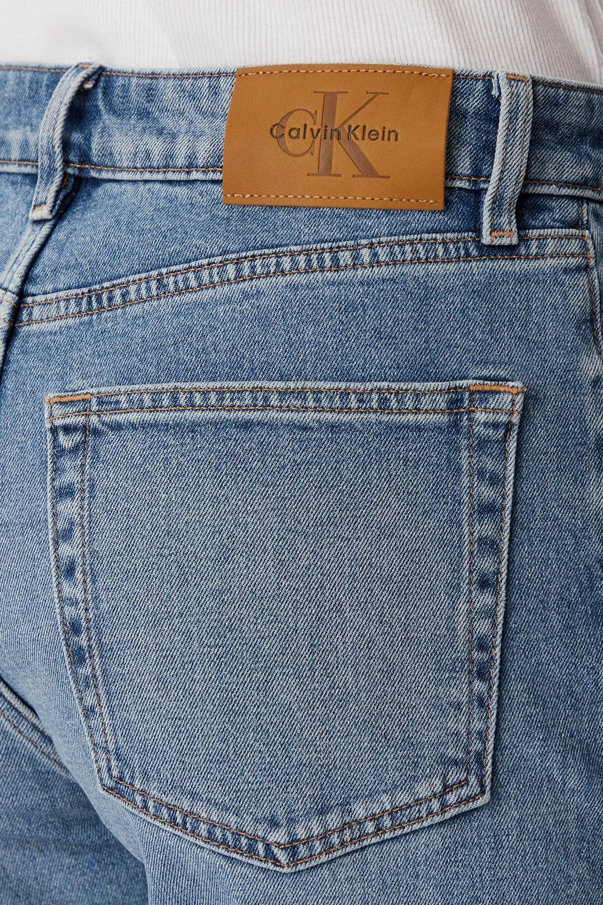 Calvin Klein Pamuklu Mom Fit Normal Bel Jeans LV047F951GX8B Kadın Kot Pantolon LV047F951G X8B MAVİ - 5