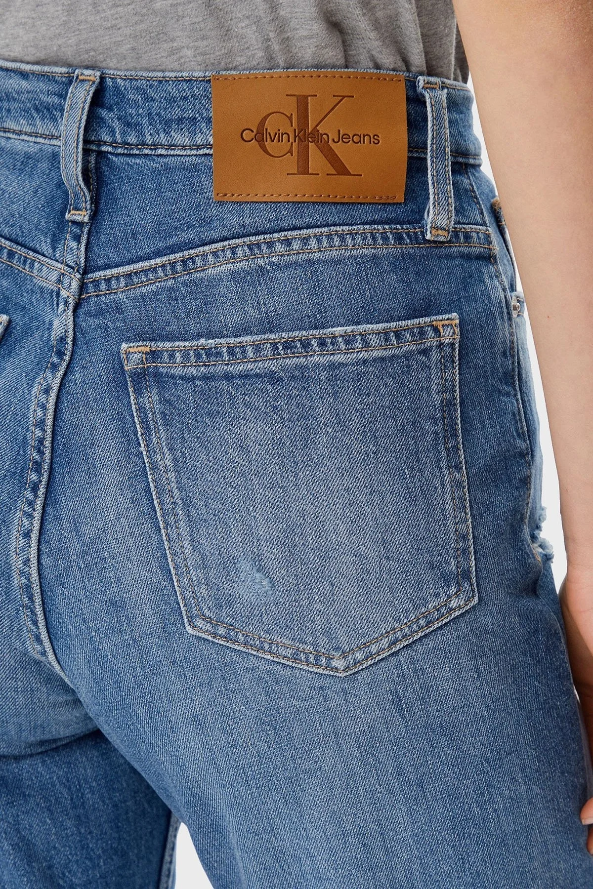 Calvin Klein Pamuklu Mom Fit Yüksek Bel Düz Paça Jeans J20J2251401A4 Bayan Kot Pantolon J20J225140 1A4 MAVİ - 10