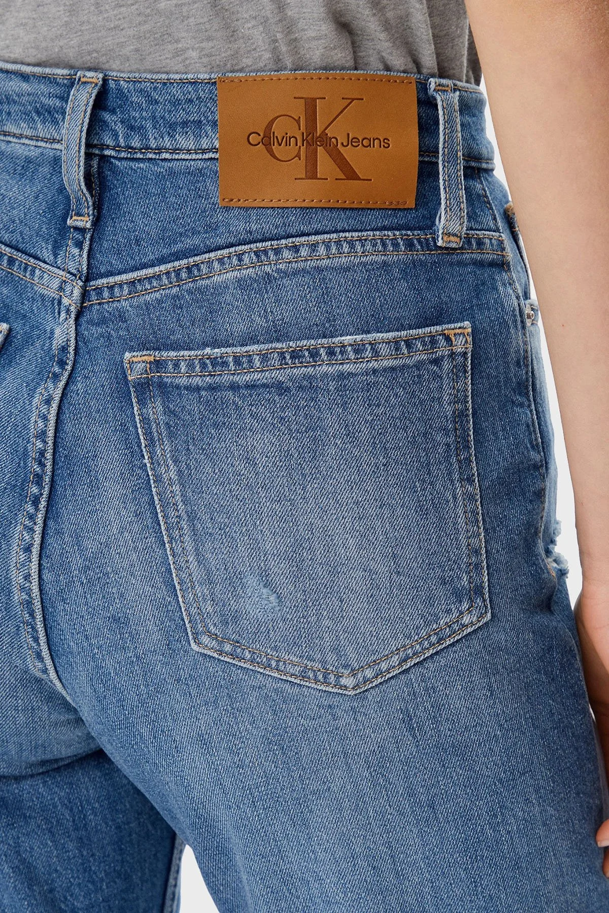 Calvin Klein Pamuklu Mom Fit Yüksek Bel Düz Paça Jeans J20J2251401A4 Bayan Kot Pantolon J20J225140 1A4 MAVİ - 5
