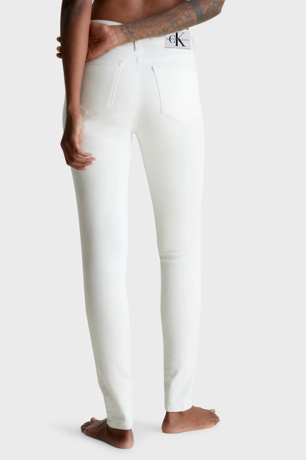 Calvin Klein Pamuklu Orta Bel Dar Paça Skinny Fit Jeans J20J2206181AA Bayan Pantolon J20J220618 1AA BEYAZ - 2