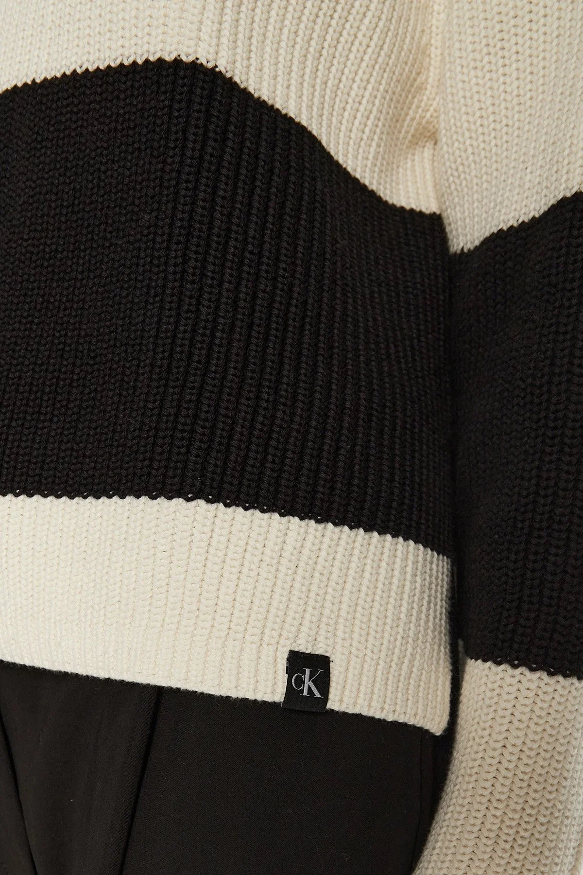 Calvin Klein Pamuklu Regular Fit Balıkçı Yaka Şeritli J20J224227YBI Bayan Kazak J20J224227 YBI SİYAH-BEYAZ - 4