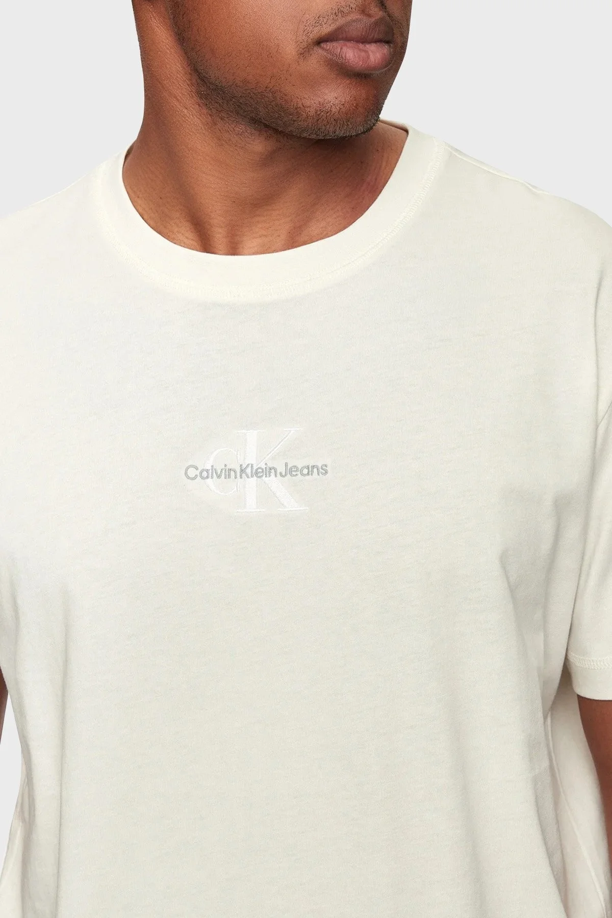 Calvin Klein Pamuklu Regular Fit Bisiklet Yaka Logolu J30J325649YBI Erkek T Shirt J30J325649 YBI EKRU - 4