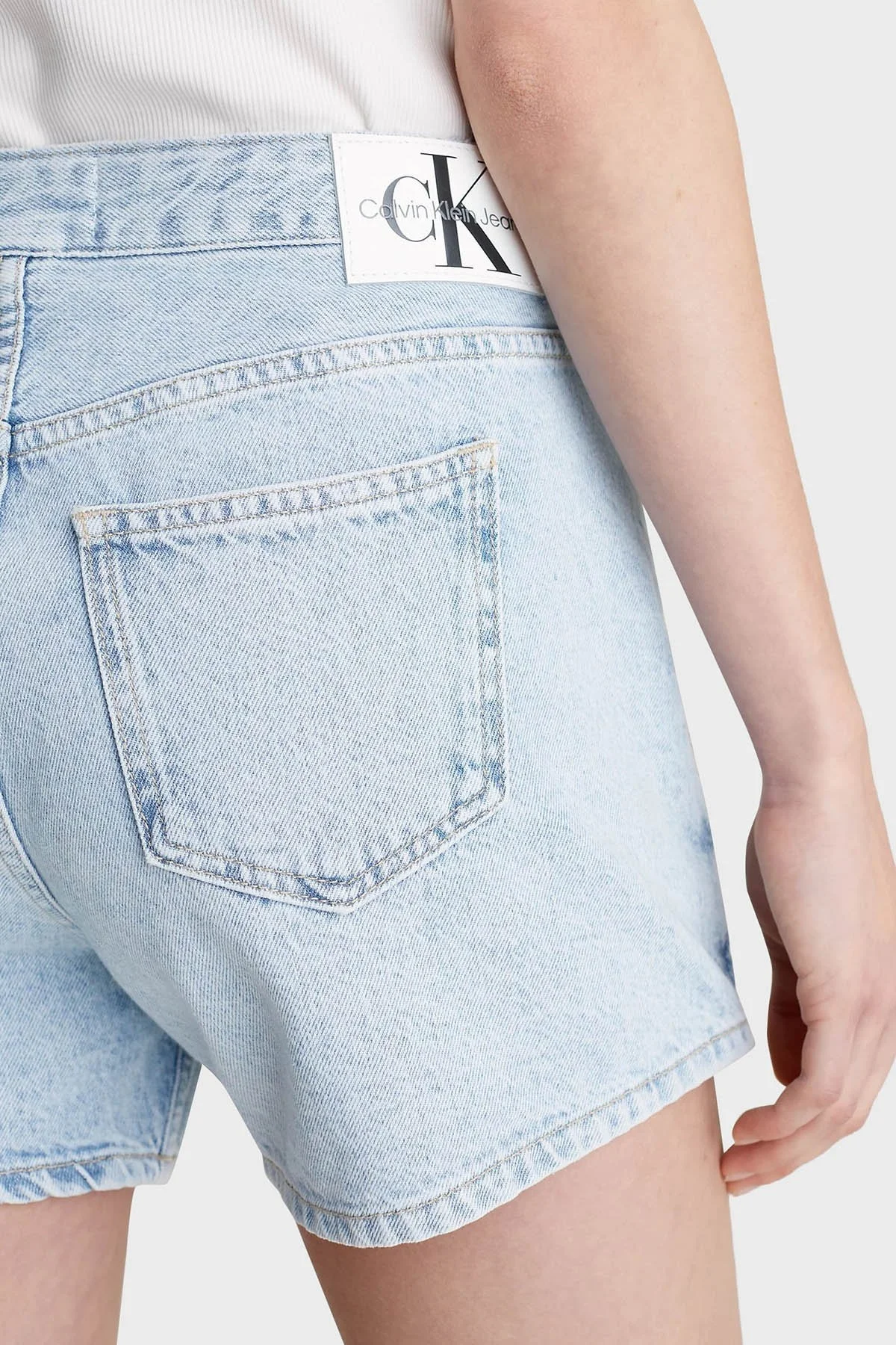 Calvin Klein Pamuklu Regular Fit Denim Etek J20J2228021AA Bayan Short J20J222802 1AA AÇIK MAVİ - 4