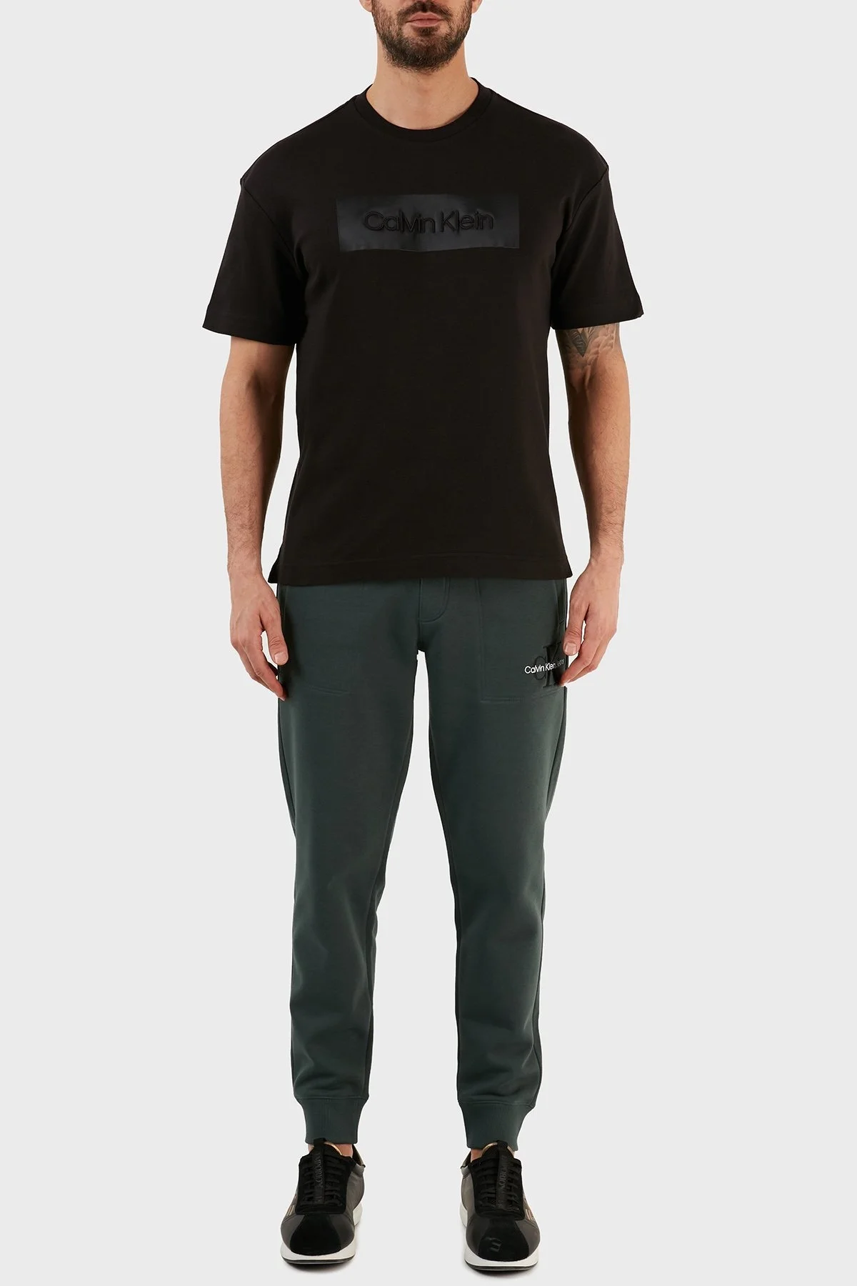 Calvin Klein Pamuklu Regular Fit Jogger Spor Erkek Pantolon J30J320899 L7E HAKİ - 1