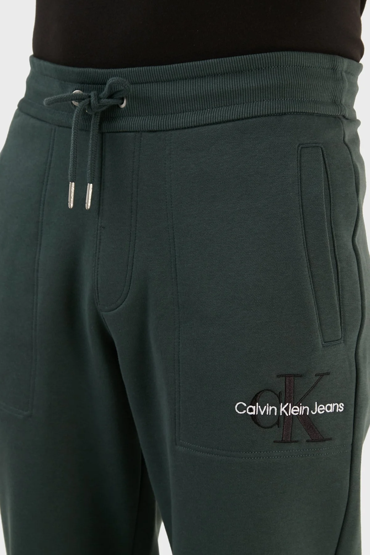 Calvin Klein Pamuklu Regular Fit Jogger Spor Erkek Pantolon J30J320899 L7E HAKİ - 6