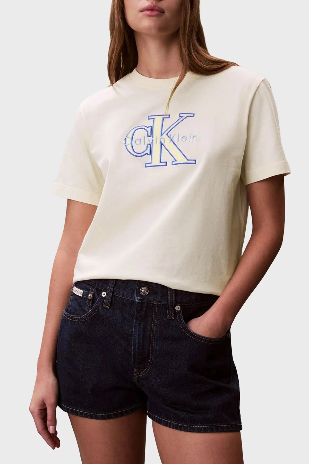 Calvin Klein Pamuklu Regular Fit Logolu Bisiklet Yaka LV047F829GF7J Bayan T Shirt LV047F829G F7J BEYAZ - 1