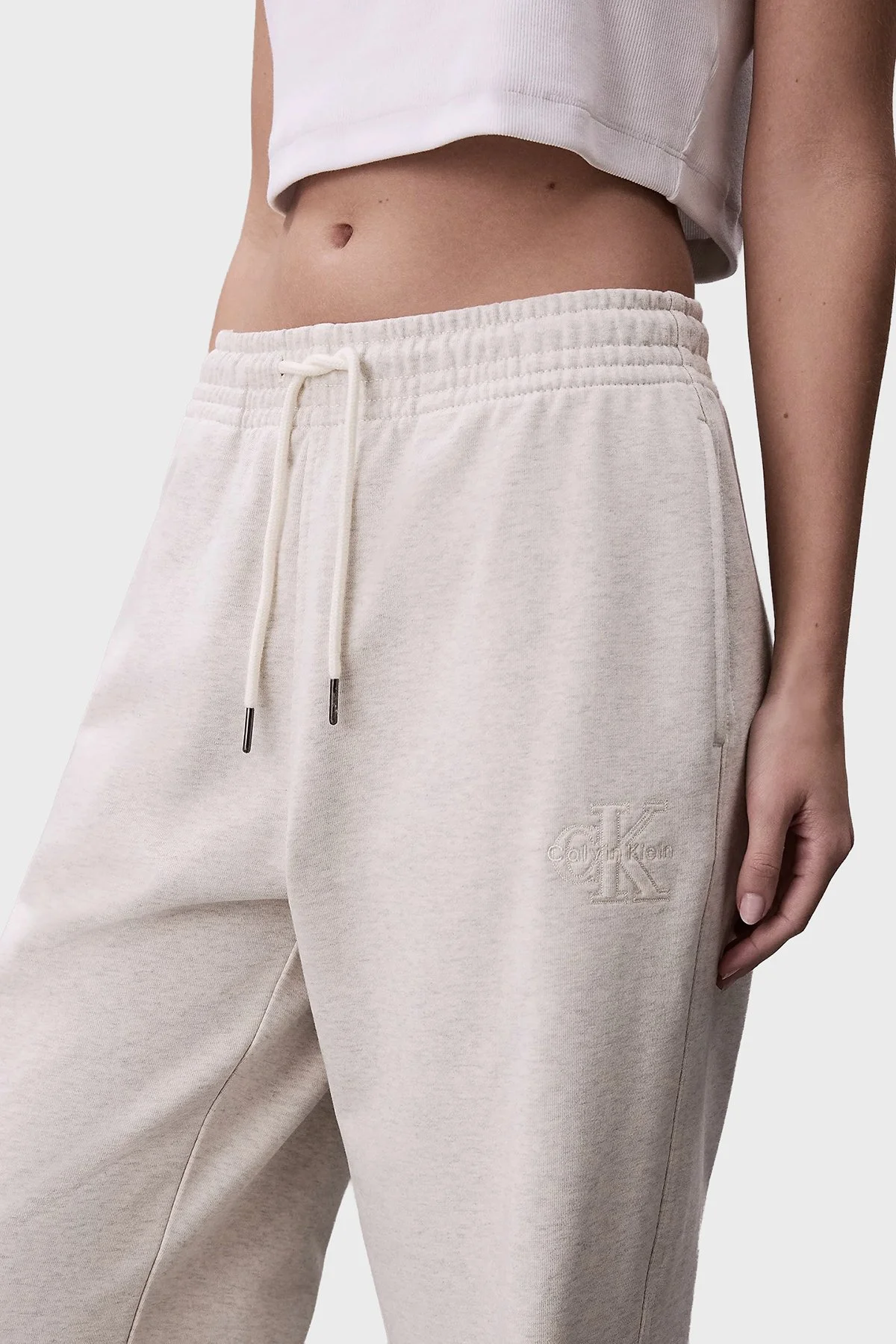 Calvin Klein Pamuklu Regular Fit Logolu Yüksek Bel LV047F206GP4P Bayan Pantolon LV047F206G P4P GRİ - 5